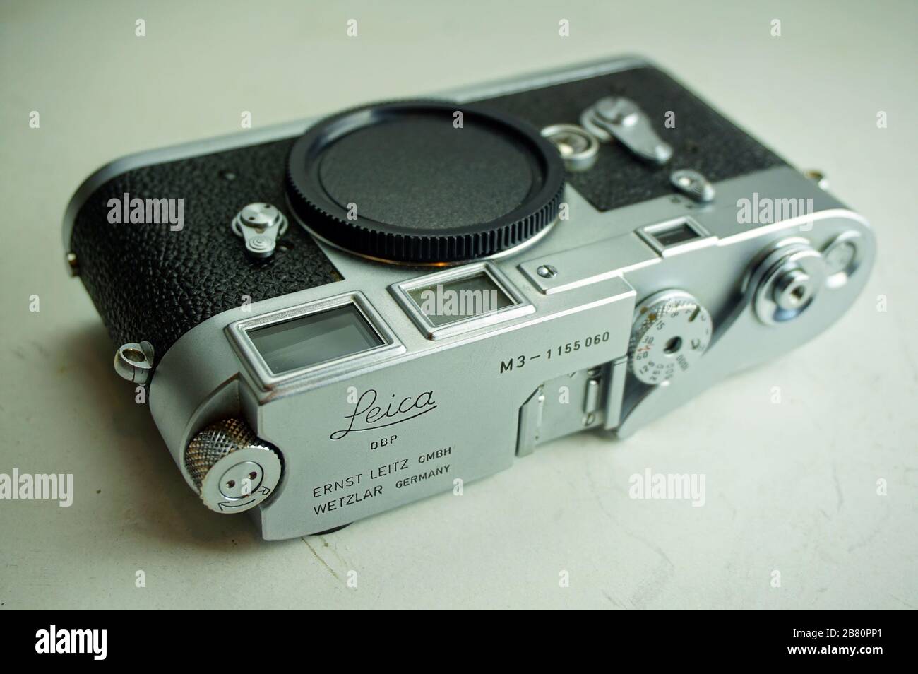 BUCURESTI, ROMANIA - Mar 15, 2020: Vecchia cinepresa d'epoca in argento cromato Leica M2 M3 Foto Stock