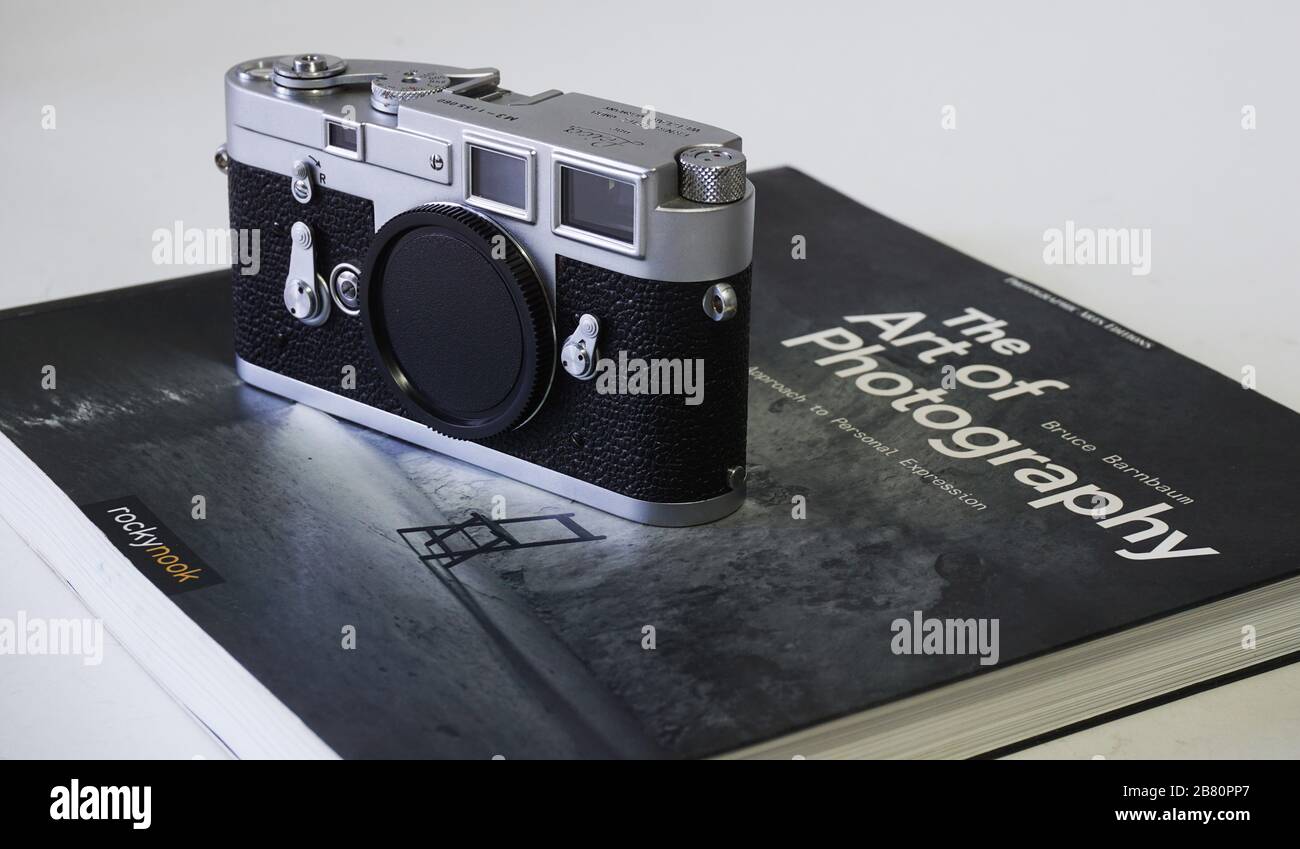 BUCURESTI, ROMANIA - Mar 15, 2020: Vecchia cinepresa d'epoca in argento cromato Leica M2 M3 Foto Stock