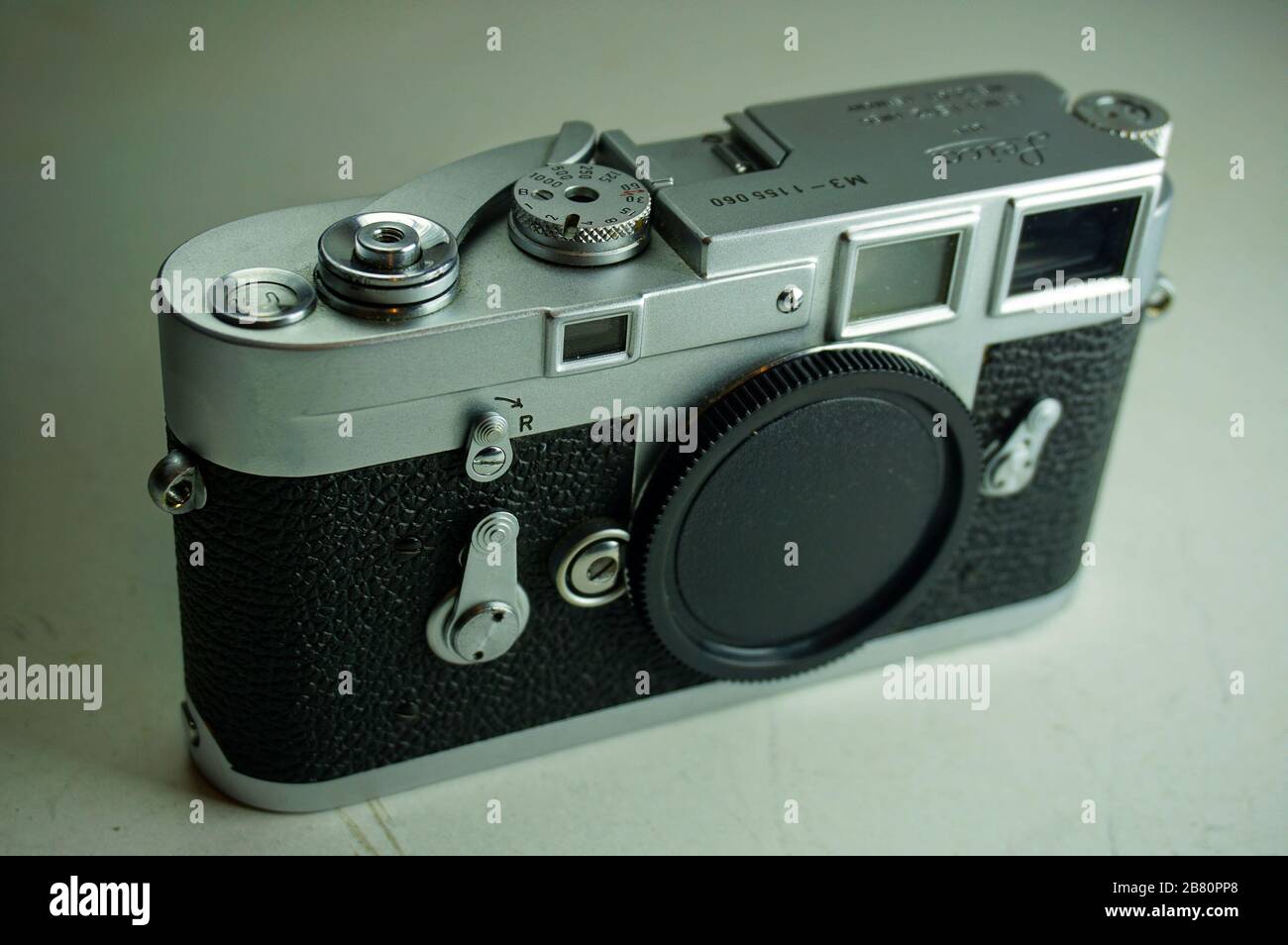 BUCURESTI, ROMANIA - Mar 15, 2020: Vecchia cinepresa d'epoca in argento cromato Leica M2 M3 Foto Stock