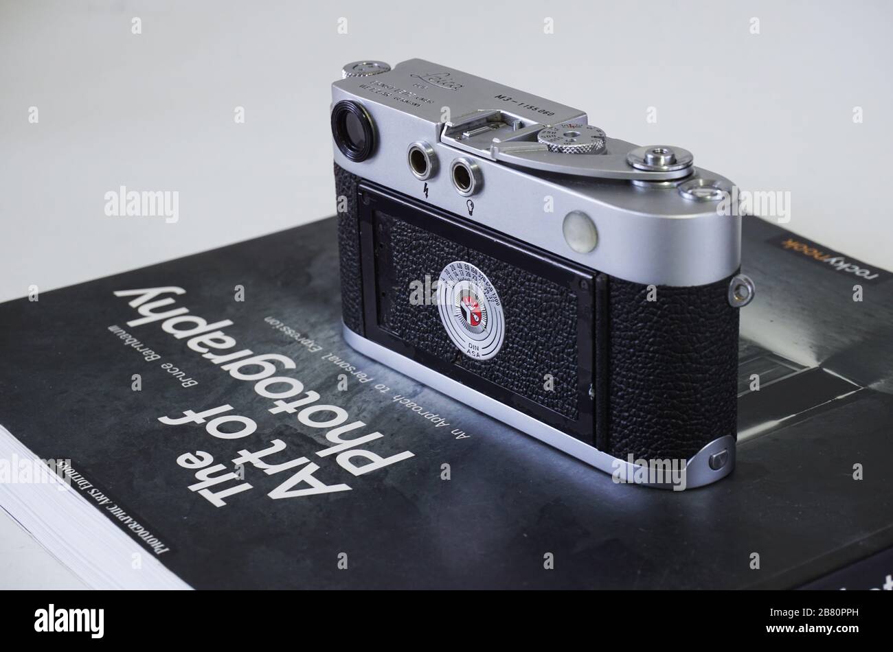 BUCURESTI, ROMANIA - Mar 15, 2020: Vecchia cinepresa d'epoca in argento cromato Leica M2 M3 Foto Stock