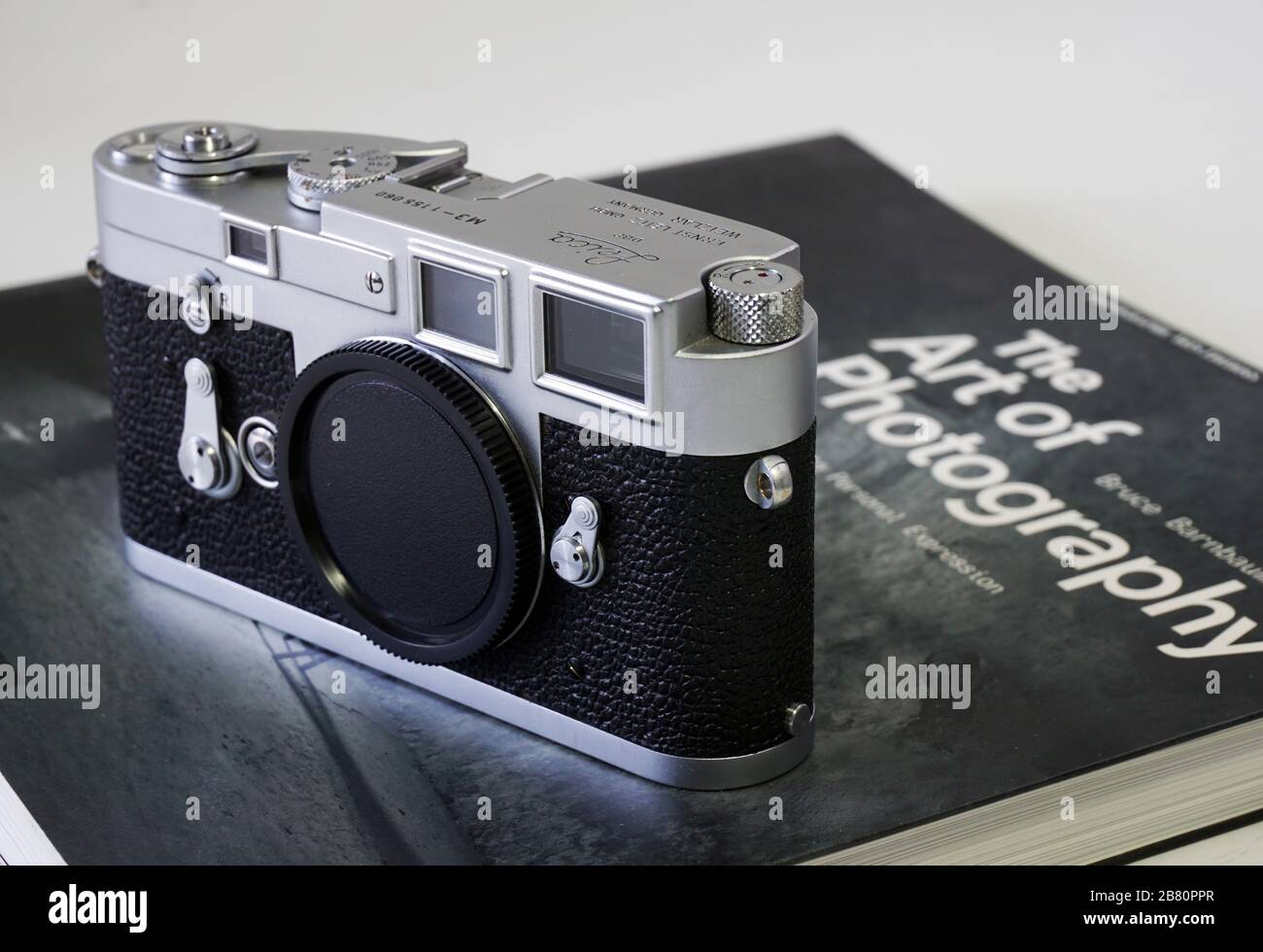 BUCURESTI, ROMANIA - Mar 15, 2020: Vecchia cinepresa d'epoca in argento cromato Leica M2 M3 Foto Stock