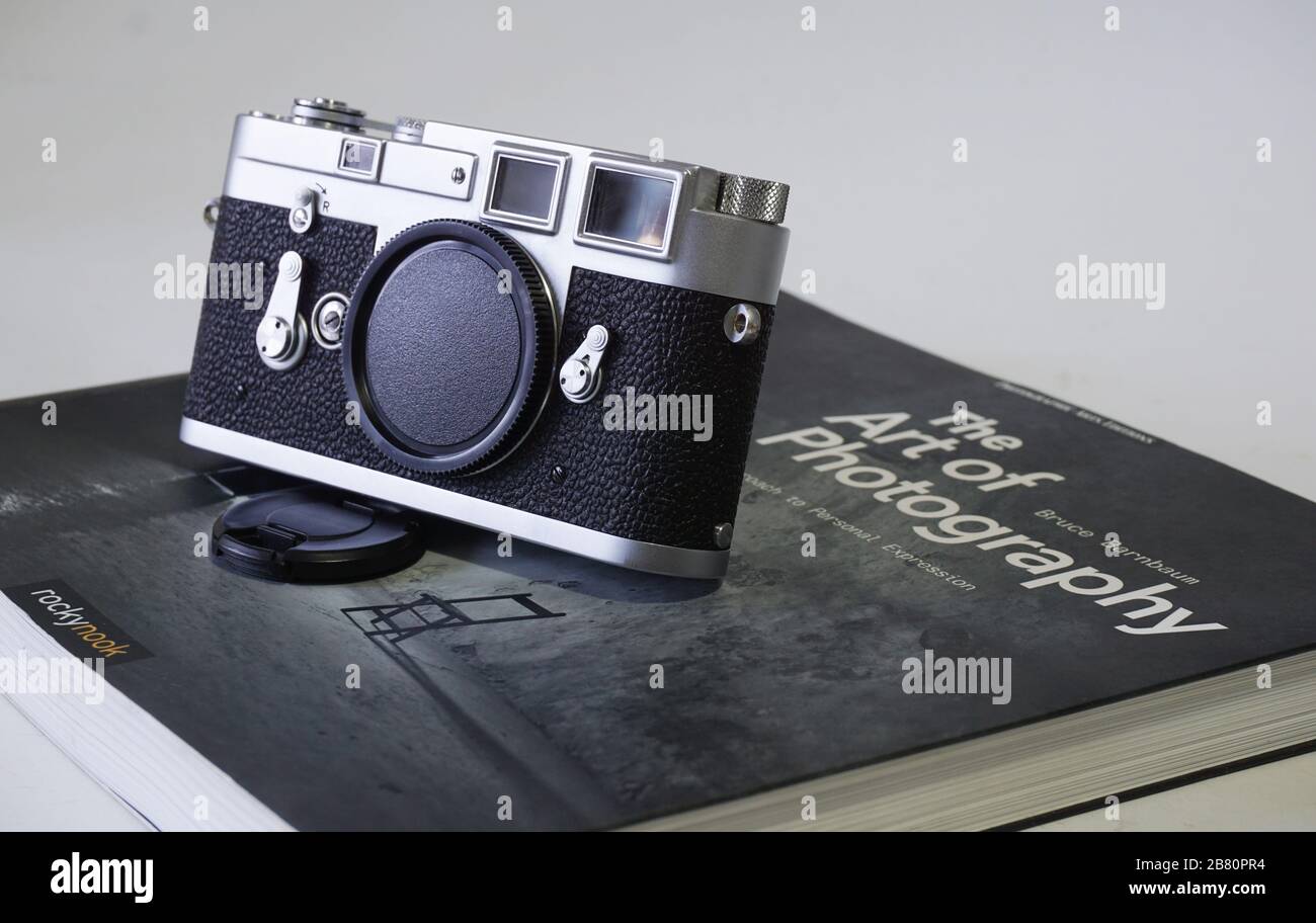 BUCURESTI, ROMANIA - Mar 15, 2020: Vecchia cinepresa d'epoca in argento cromato Leica M2 M3 Foto Stock
