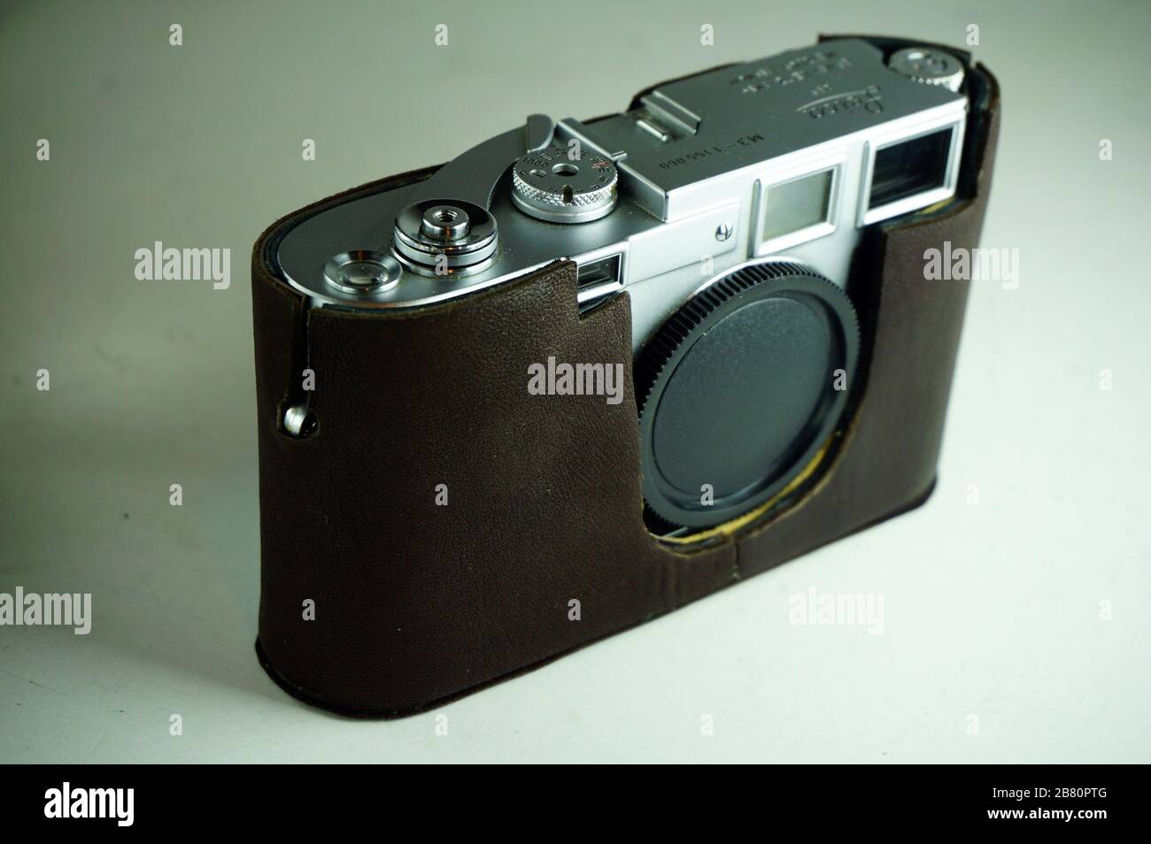 BUCURESTI, ROMANIA - Mar 15, 2020: Vecchia cinepresa d'epoca in argento cromato Leica M2 M3 Foto Stock
