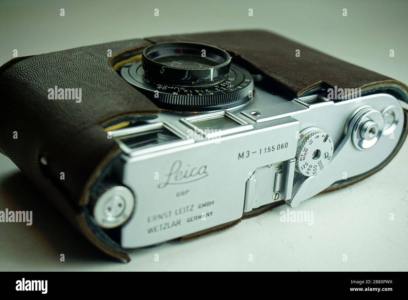 BUCURESTI, ROMANIA - Mar 15, 2020: Vecchia cinepresa d'epoca in argento cromato Leica M2 M3 Foto Stock