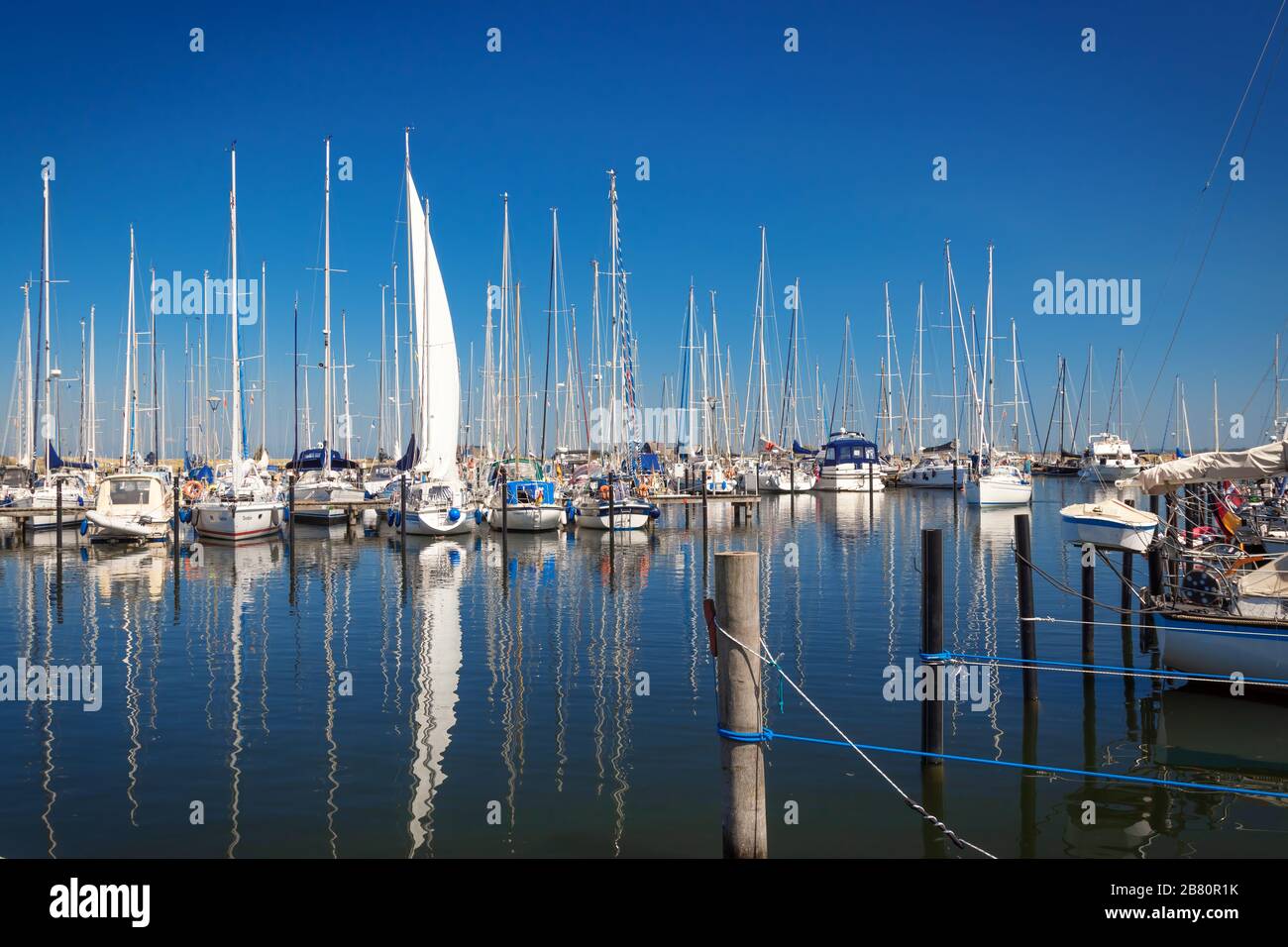 Heiligenhafen, Germania – 24. 2019 luglio: Vela e marina a Heiligenhafen per i vacanzieri estivi sul Mar Baltico. Heiligenhafen è un magne turistico Foto Stock
