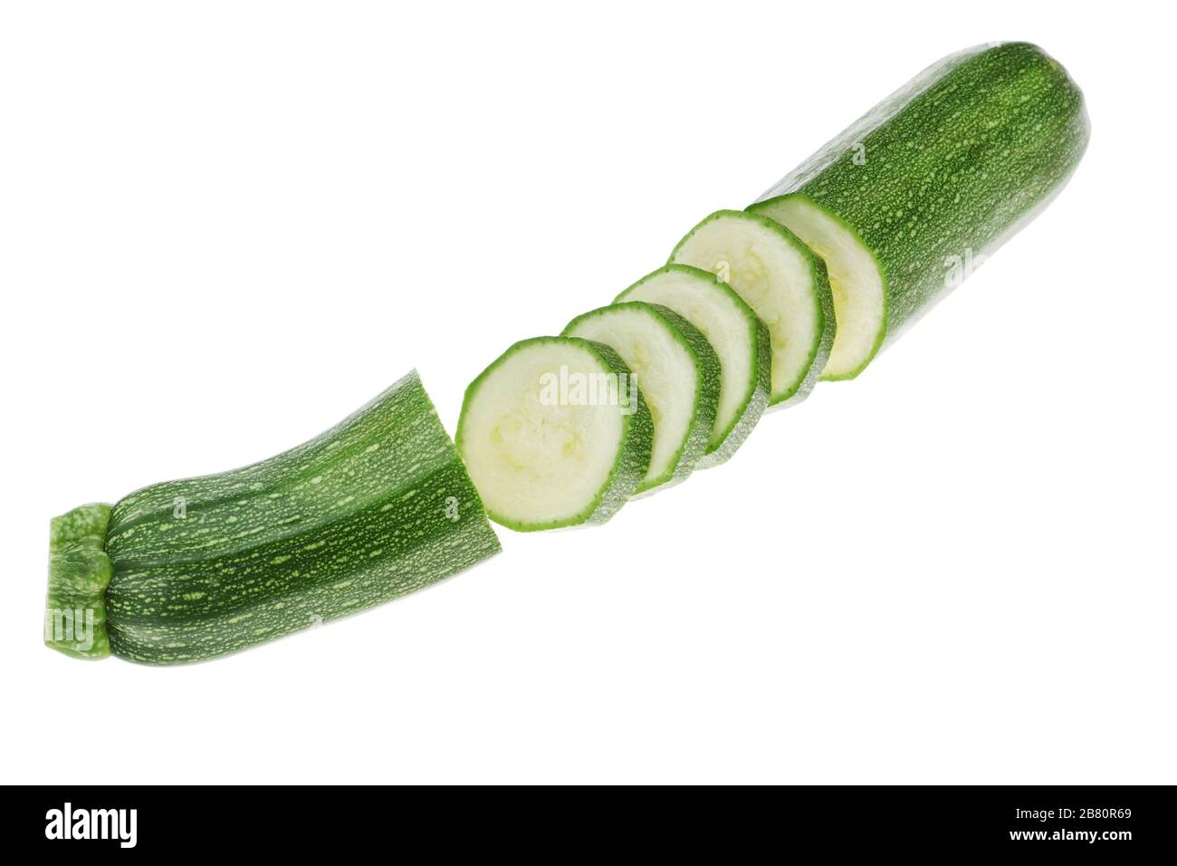 Verdure verdi a fette ​​zucchini. Su sfondo bianco. Foto Stock