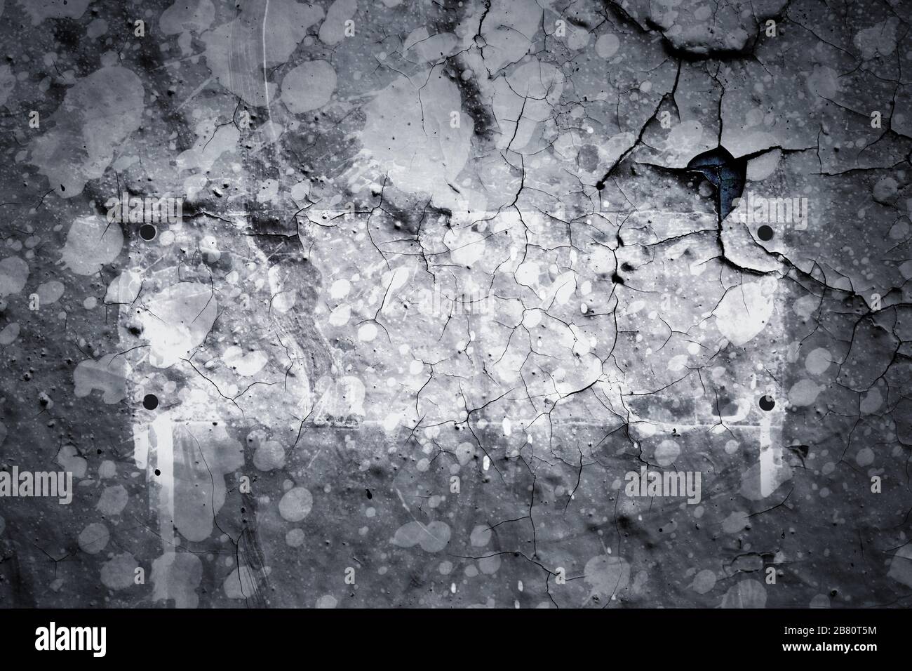 Struttura superficiale con schizzi di vernice grigia su una struttura superficiale incrinata di una parete di calcestruzzo con uno scudo o telaio. Per sfondi astratti. Tedesco Foto Stock