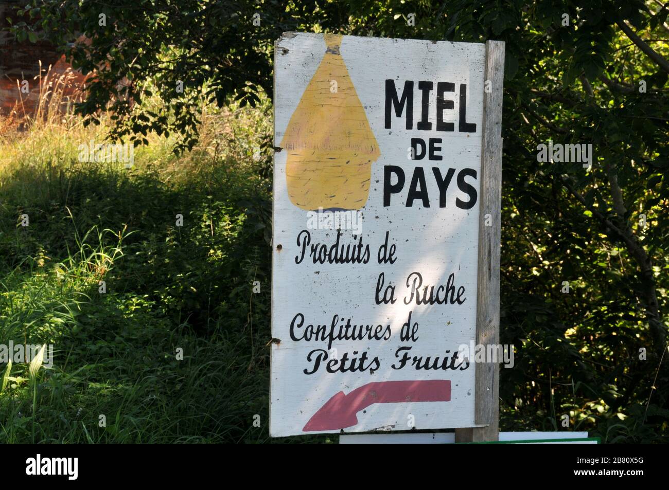 Cartello prodotti agricoli su strada, Livradois-Forez, Auvergne-Rhone-Alpes, Francia Foto Stock