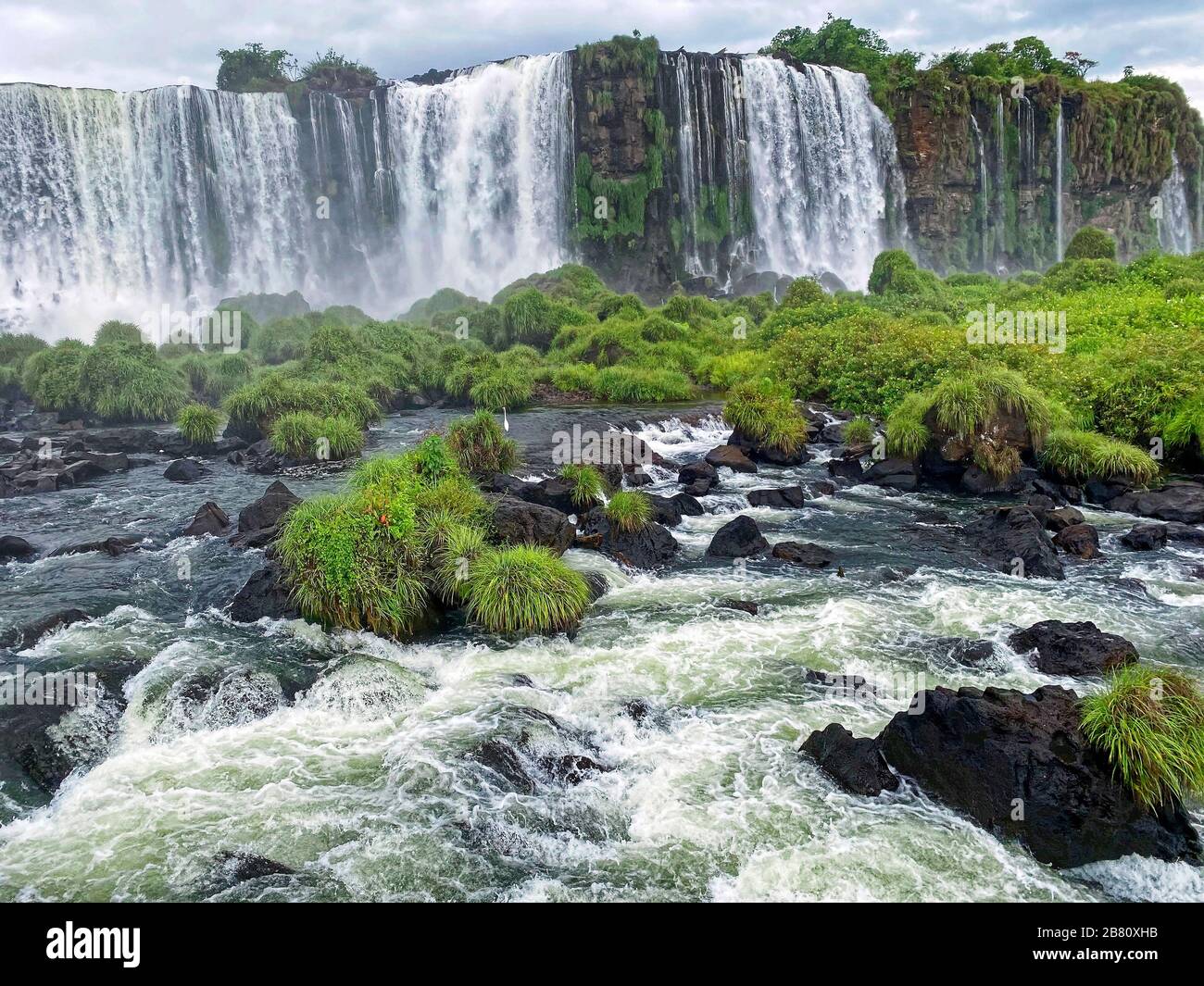 Iguassu Falls National Park; ampie cascate, rapide, vegetazione, natura, massi, potente, Iguazu; Iguacu; Sud America; Brasile; estate Foto Stock