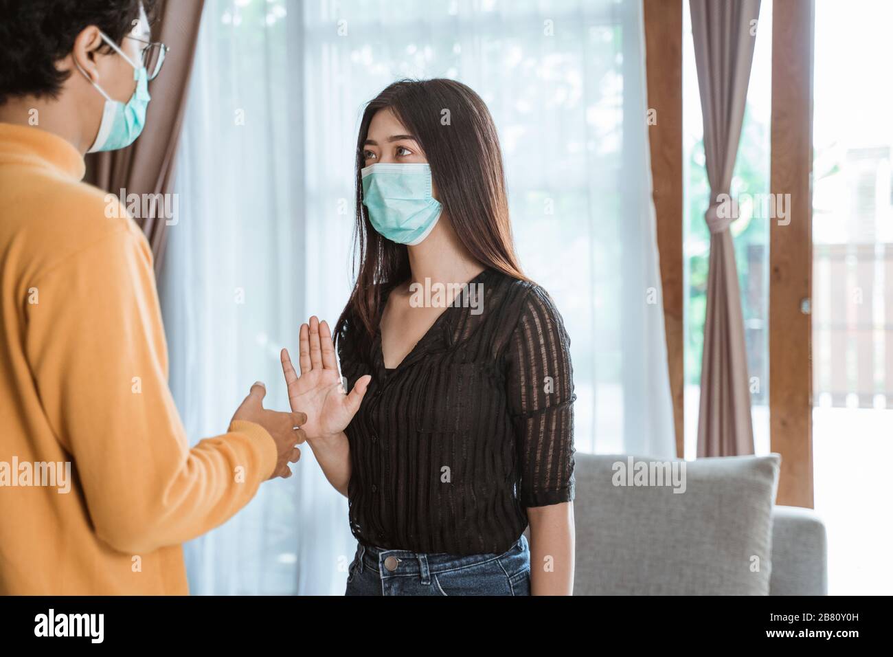 ritratto di donna che si rifiuta di scuotere la mano. persone che si allontanano sociali che impediscono di ottenere l'infezione Foto Stock
