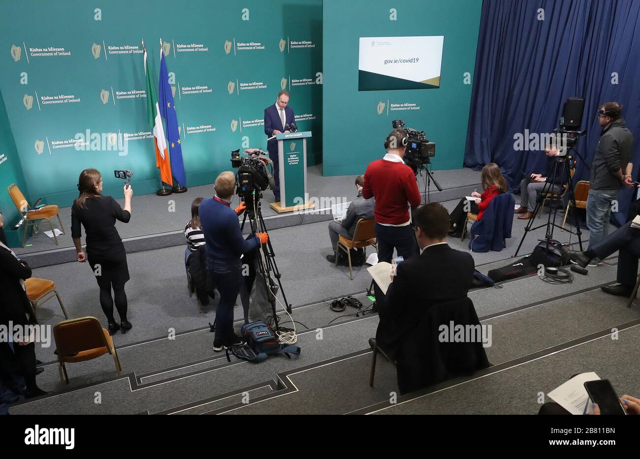 I giornalisti osservano le distanze sociali mentre il Ministro dell'Istruzione Joe McHugh parla ai media ad un briefing sul coronavirus (Covid-19) presso gli edifici governativi di Dublino. Foto Stock