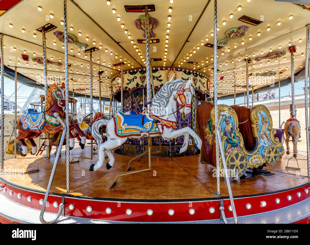 Cavallo carosello per bambini alla Fiera di aprile ((Feria de Abril), Fiera di Siviglia (Feria de Sevilla), Andalusia, Spagna Foto Stock