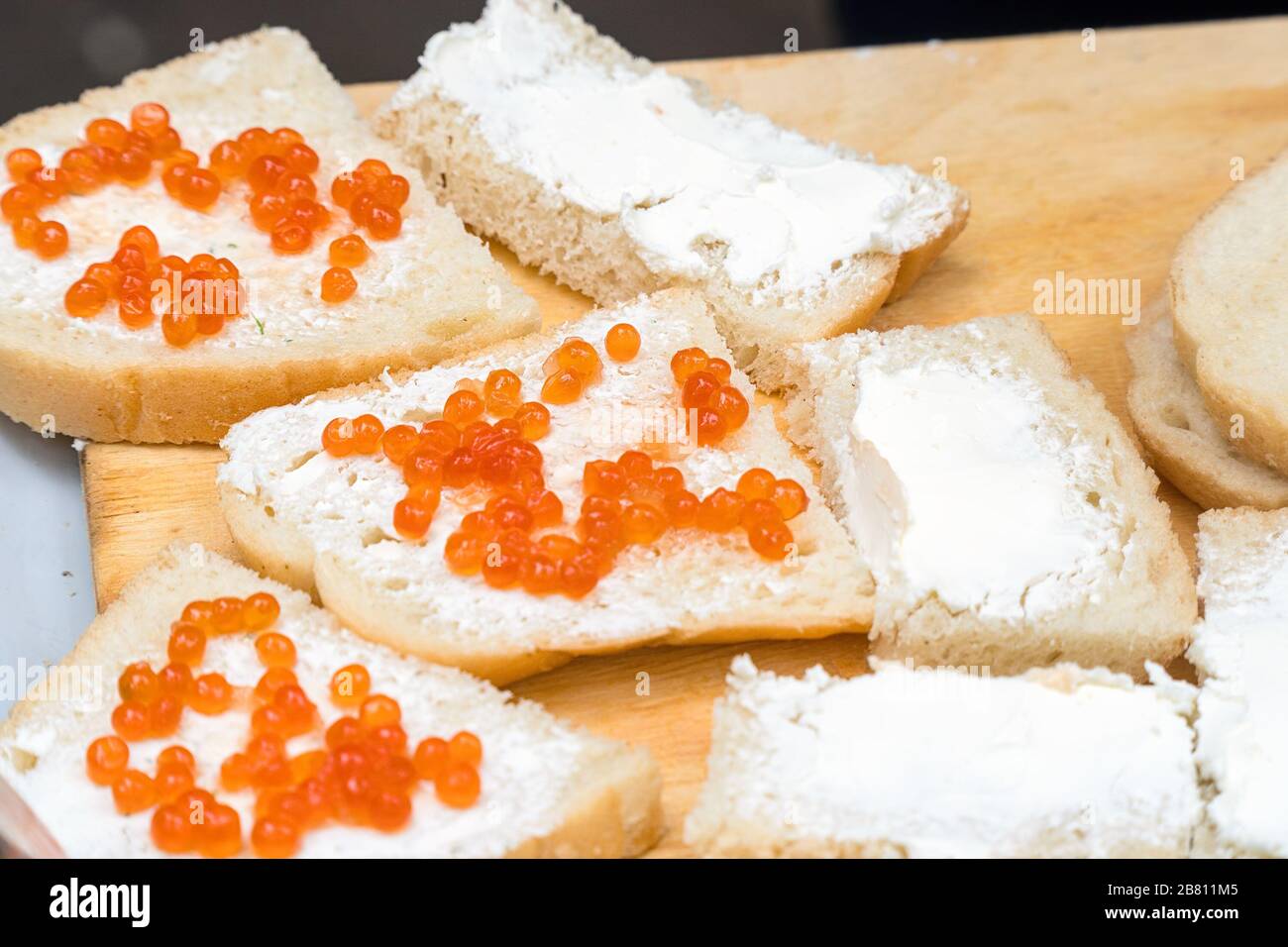 Panini con burro e caviale rosso e pane di grano Foto Stock