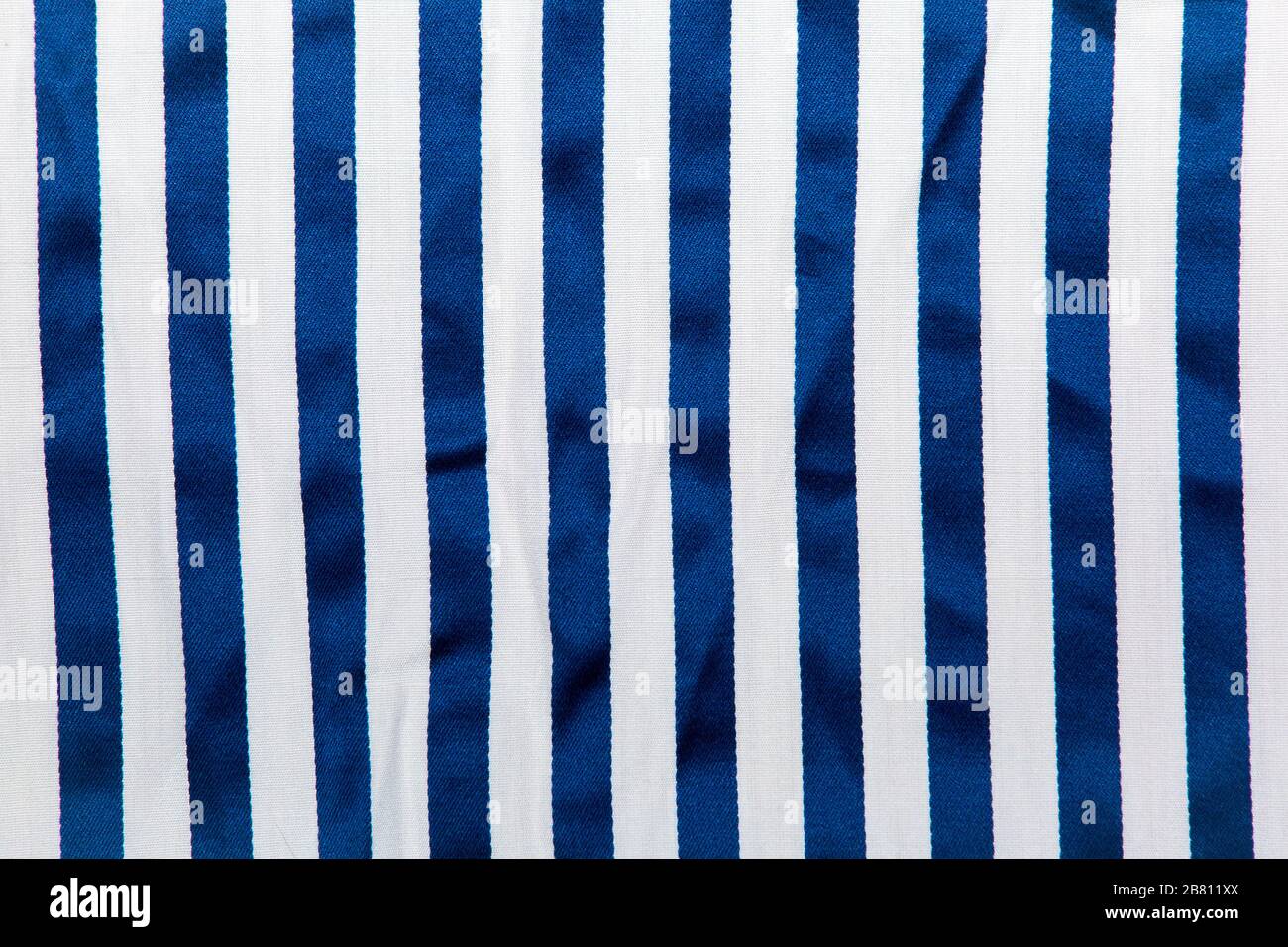 immagine di un motivo a strisce blu e bianco su tessuto Foto Stock