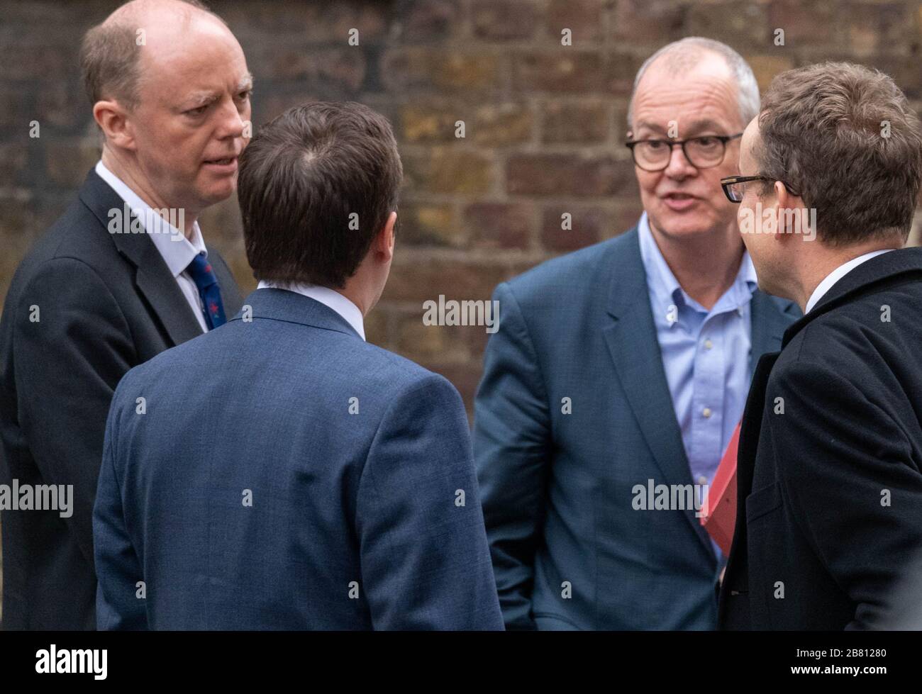 Londra, Regno Unito. 19 Mar 2020. Chris Whitty, Cheif Medical officer (a sinistra) e Patrick Vallence Chief Scientific ADVISOR (a destra) in Downing Street, Londra Credit: Ian Davidson/Alamy Live News Foto Stock