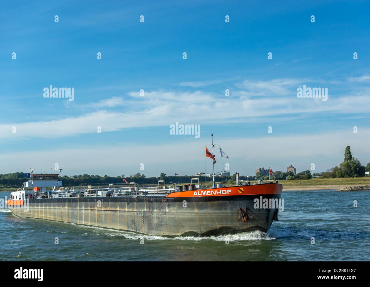 Dusseldorf, Renania, Germania, 09/15/2019 - la nave da carico Almenhof che naviga lungo il fiume Reno in una giornata di sole con sci blu. Foto Stock