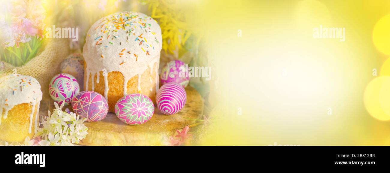 Decorazione con uova e torta di Pasqua. Pasqua stile vintage ancora vita. Cornice primaverile o sfondo con luce dorata lucidità bokeh. Pasqua giorno di sole Foto Stock