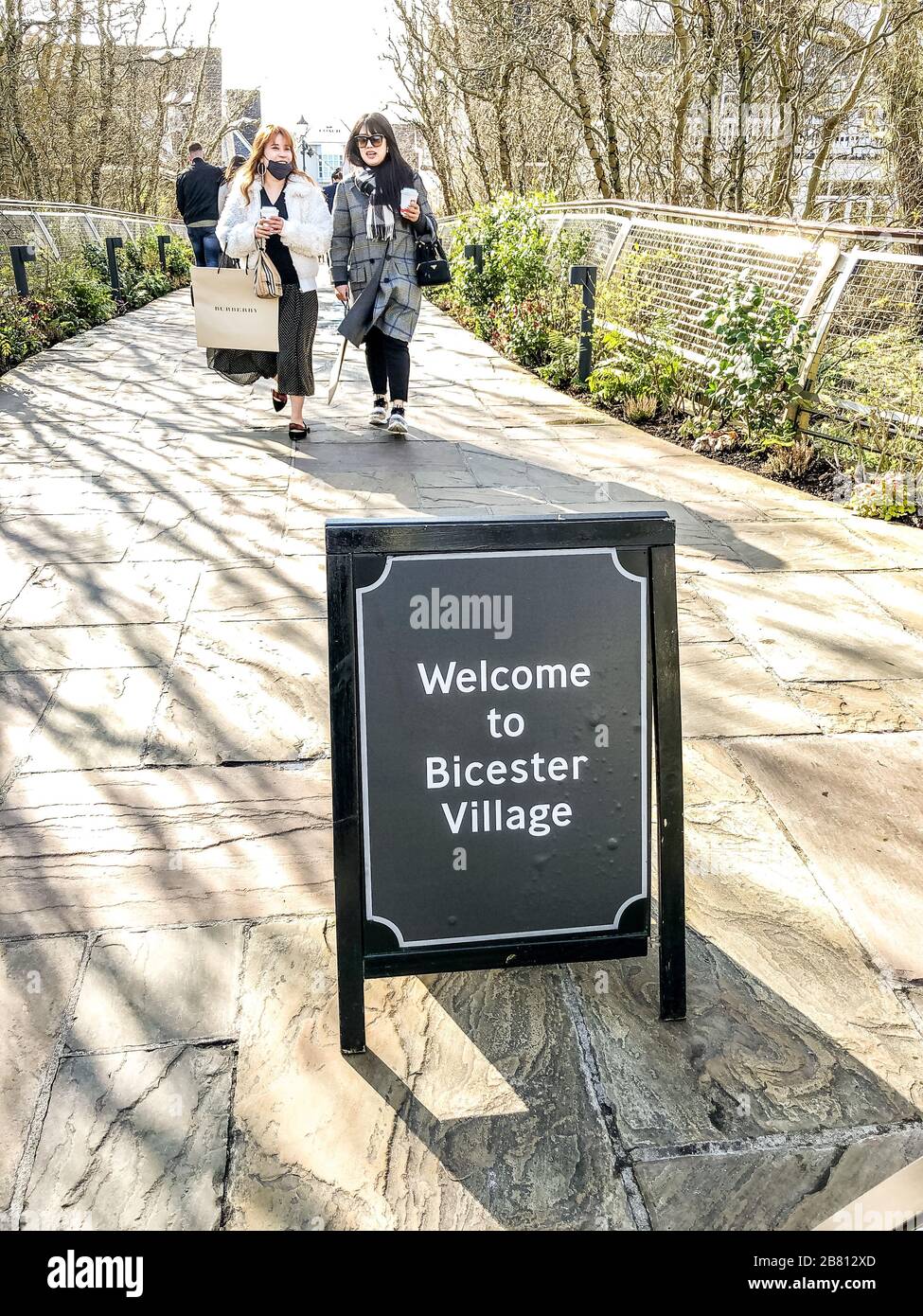 Bicester Village, Oxfordshire / UK - 03/18/2020: Covid-19, visitatori e negozi al centro commerciale. I numeri dei visitatori sono scaduti a causa del virus Corona. Foto Stock