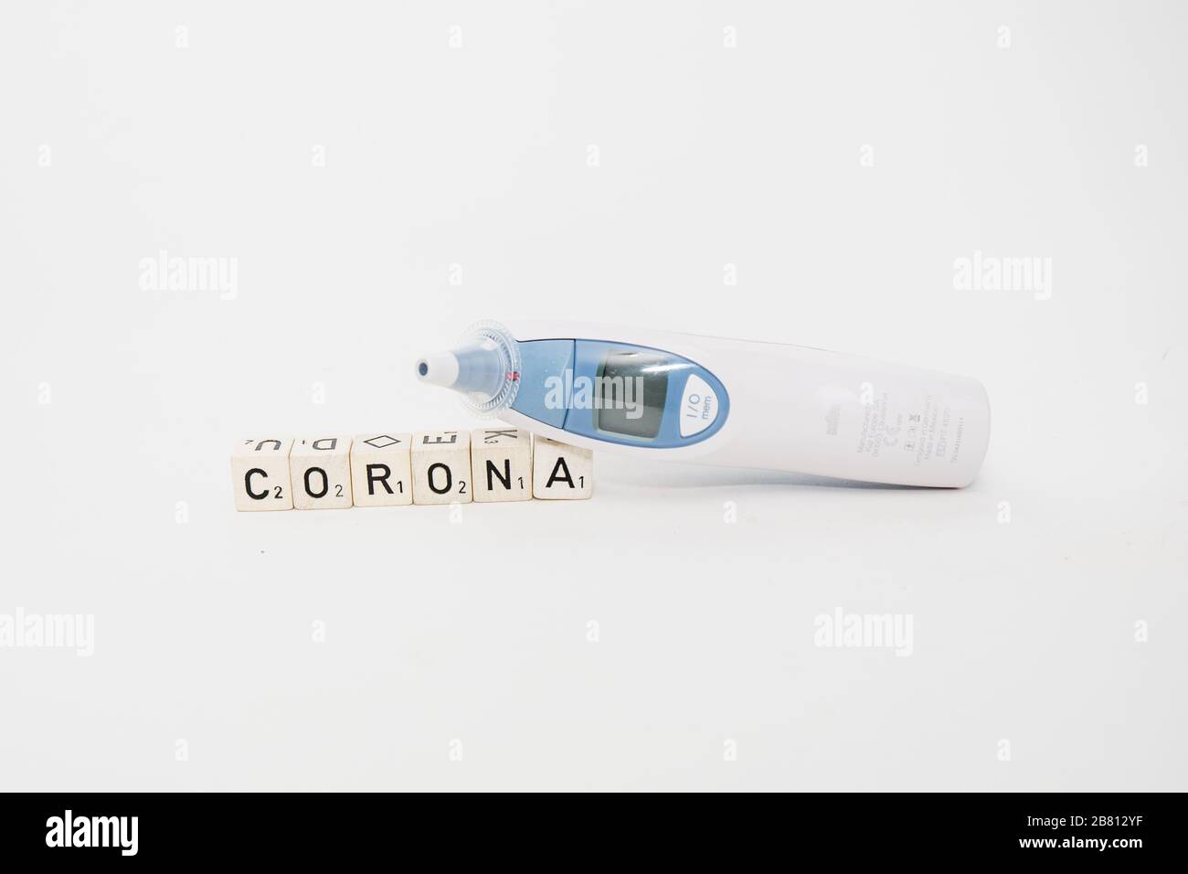 Bamberg, Deutschland. 18 Marzo 2020. Bamberg, Germania 18 marzo 2020: Icon images - Coronavirus - 03/18/2020 Corona Virus/Corona/Fieber/Menschen/not/Hilfe/Termometer/Thermometer/COVID-19 | Usage worldwide Credit: dpa/Alamy Live News Foto Stock