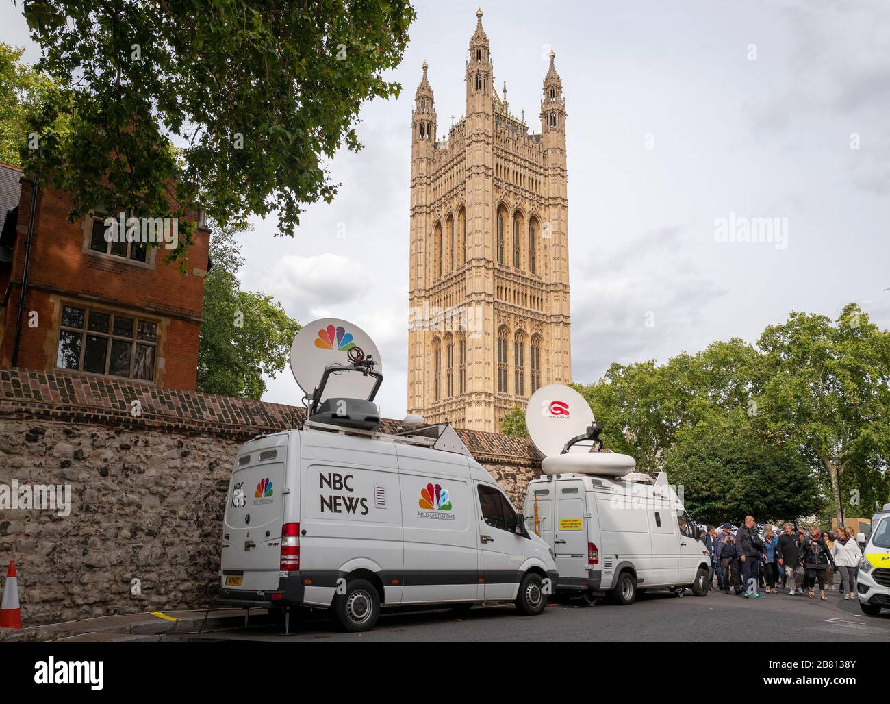 Furgoni di notizie con piatti satellitari durante la Brexit. Il Parlamento sullo sfondo. Foto Stock