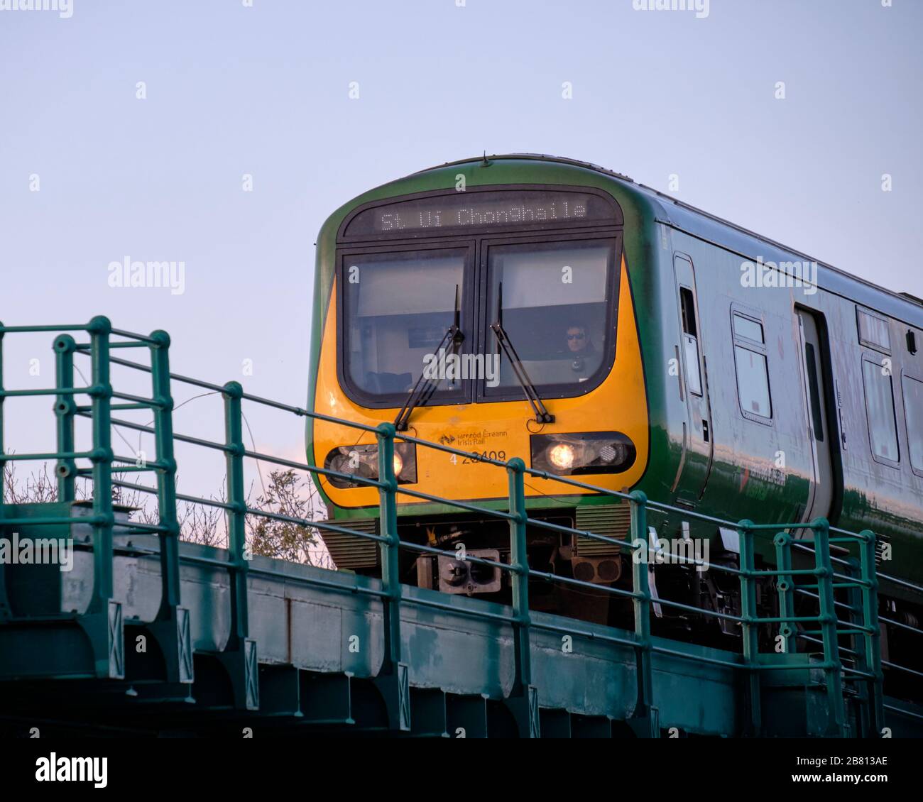 Treno Irish Rail serie 29000 che passa sopra il ponte di metallo visto dal basso Foto Stock