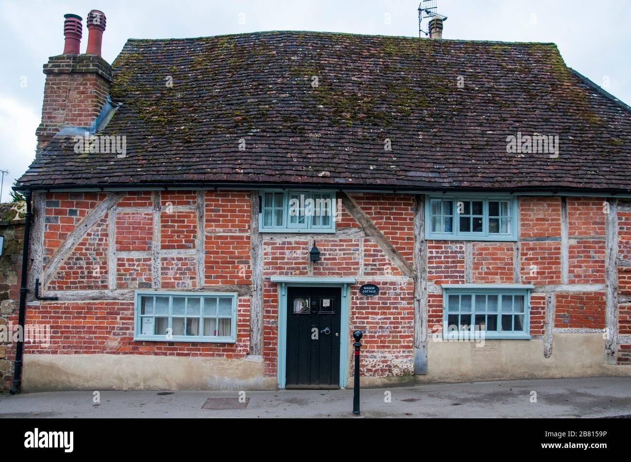 Un cottage a graticcio nel villaggio di Shere nel Surrey, Inghilterra meridionale Foto Stock