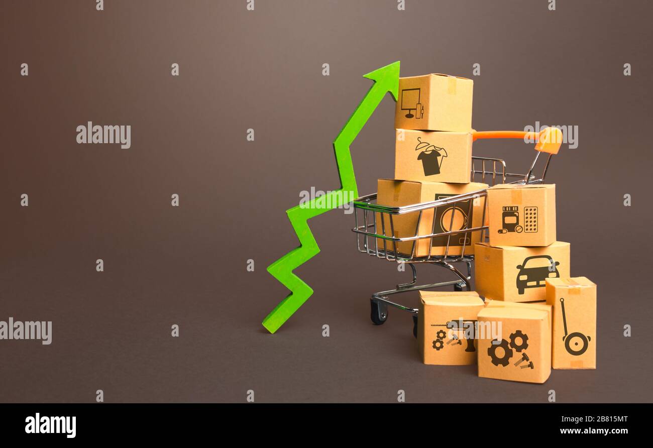 Carrello con scatole e freccia verde in alto. Crescita della produzione commerciale, aumento del tasso di vendita. Migliorare il sentimento dei consumatori. Elevata domanda di beni, retai Foto Stock