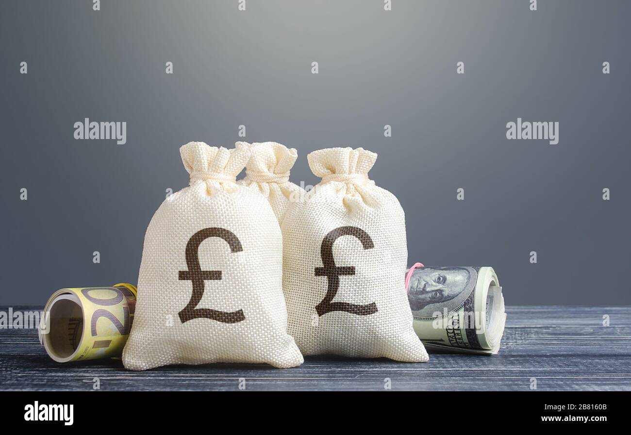 Libbre borse di denaro sterlina. Investimenti di capitale, risparmio. Economia, attività creditizia. Servizio bancario, politica monetaria. Valuta di riserva. Reddito di profitto Foto Stock
