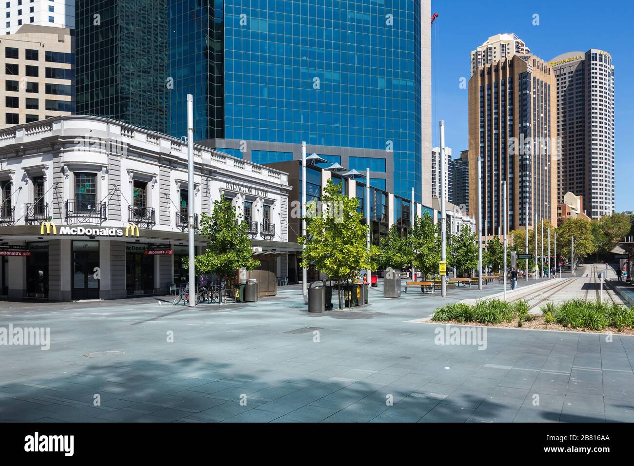 MC Donalds, Circular Quay, nel Central Business District di Sydney, è molto vuoto a causa dell'epidemia di Coronavirus, con pochissimi lavoratori d'ufficio o Foto Stock