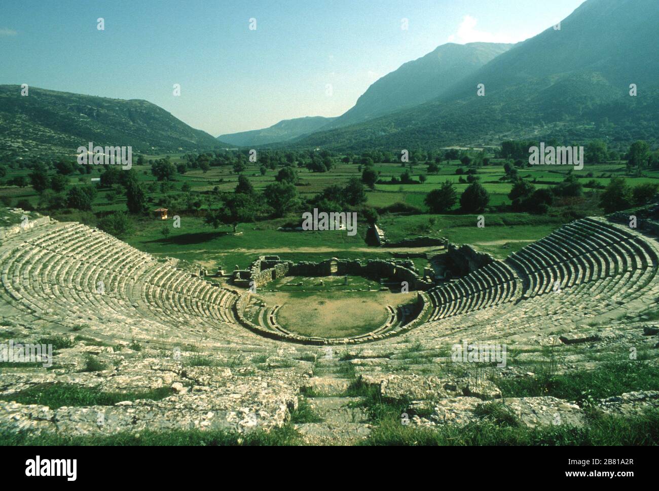 Vista panoramica dell'antico teatro greco di Dodoni, Ioannina, Epiro, Grecia. Dodoni è uno dei 15 teatri dell'antica Grecia, con lo status di patrimonio dell'umanità dell'UNESCO. Foto Stock
