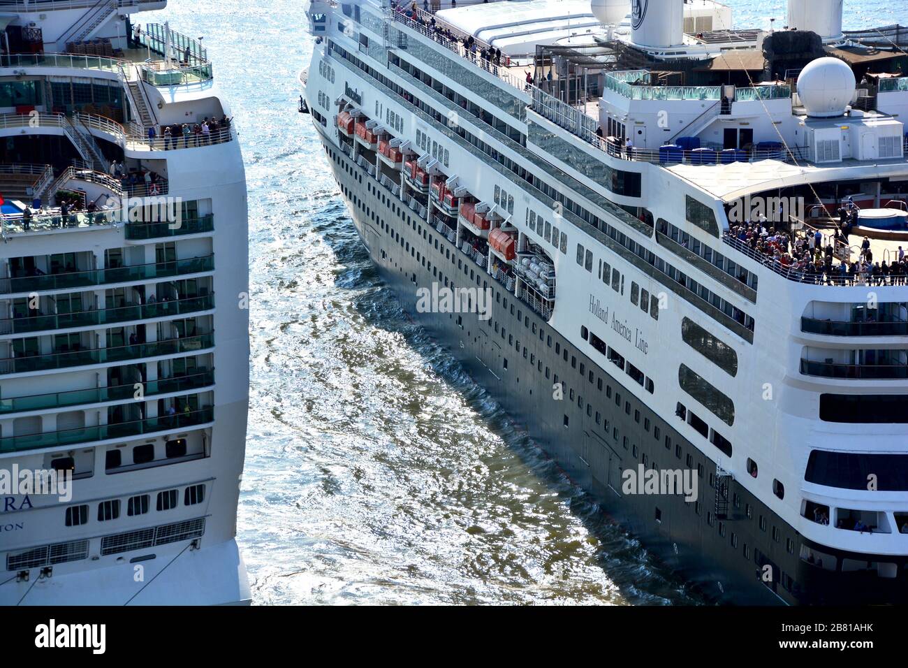 Due navi da crociera che si transitano nel porto di Rotterdam, Paesi Bassi Foto Stock