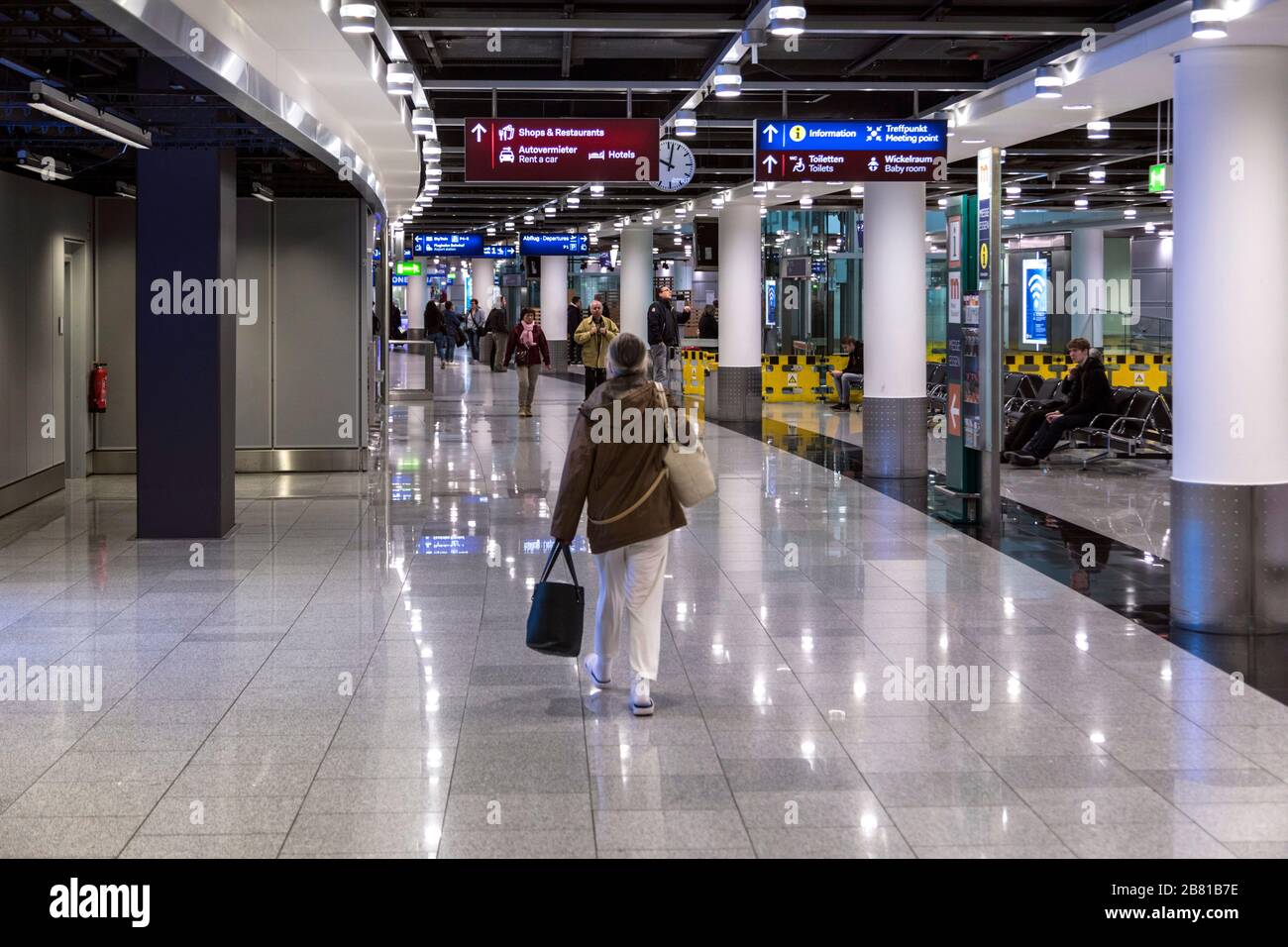 Aeroporto Internazionale di Dusseldorf insolitamente vuoto a causa della crisi di Corona. Foto Stock