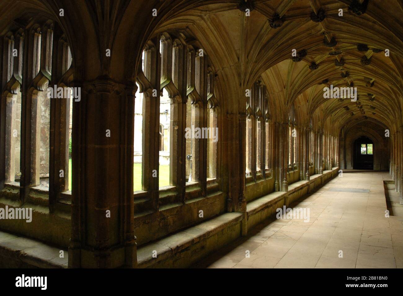 Il Chiostro dell'Abbazia di Lacock. La bella abbazia medievale chiostro. L'Abbazia di Lacock fu fondata all'inizio del XIII secolo da Ela, Contessa di Salisbury. Lo Foto Stock