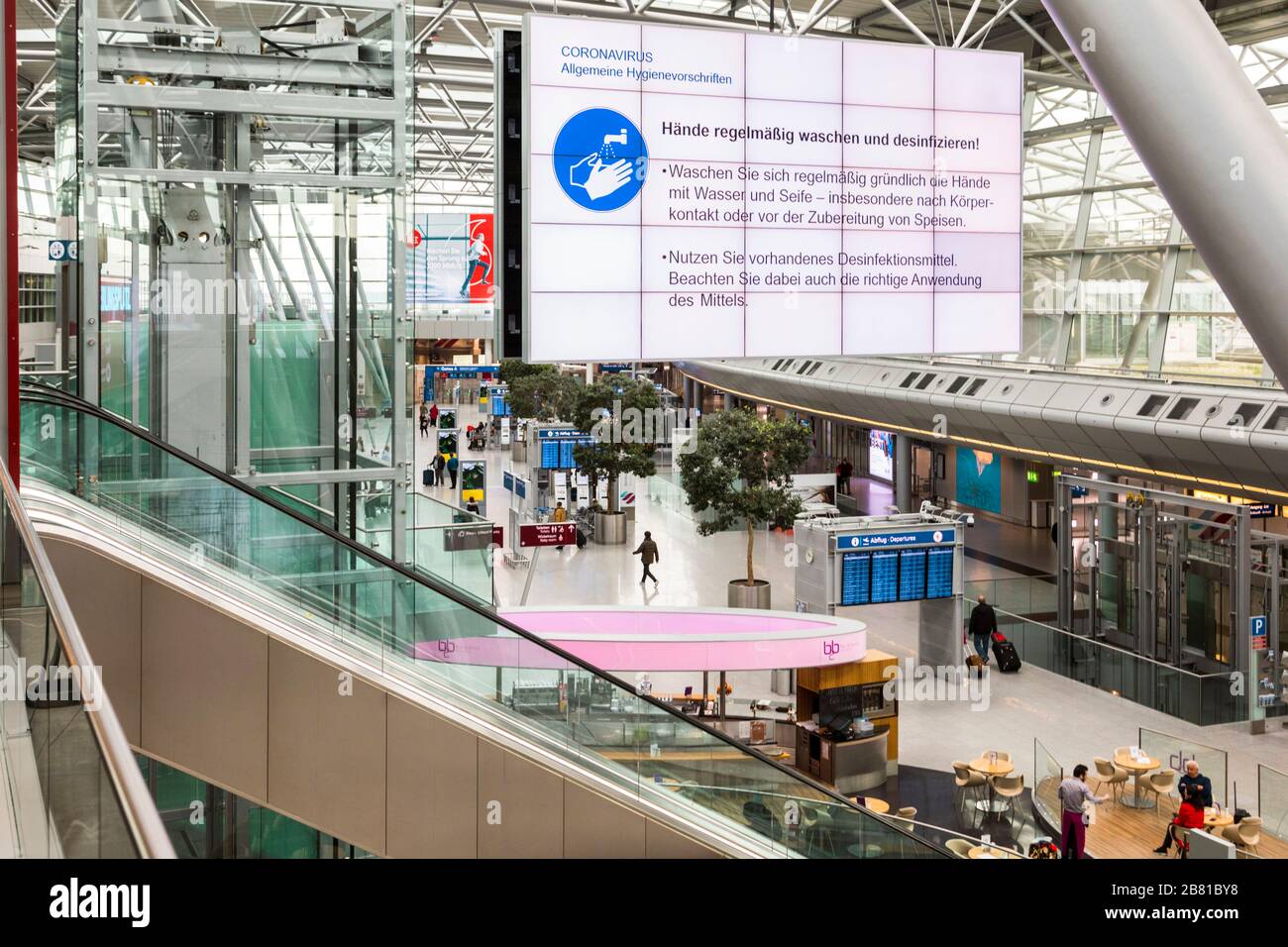 Aeroporto Internazionale di Dusseldorf insolitamente vuoto a causa della crisi di Corona. Foto Stock