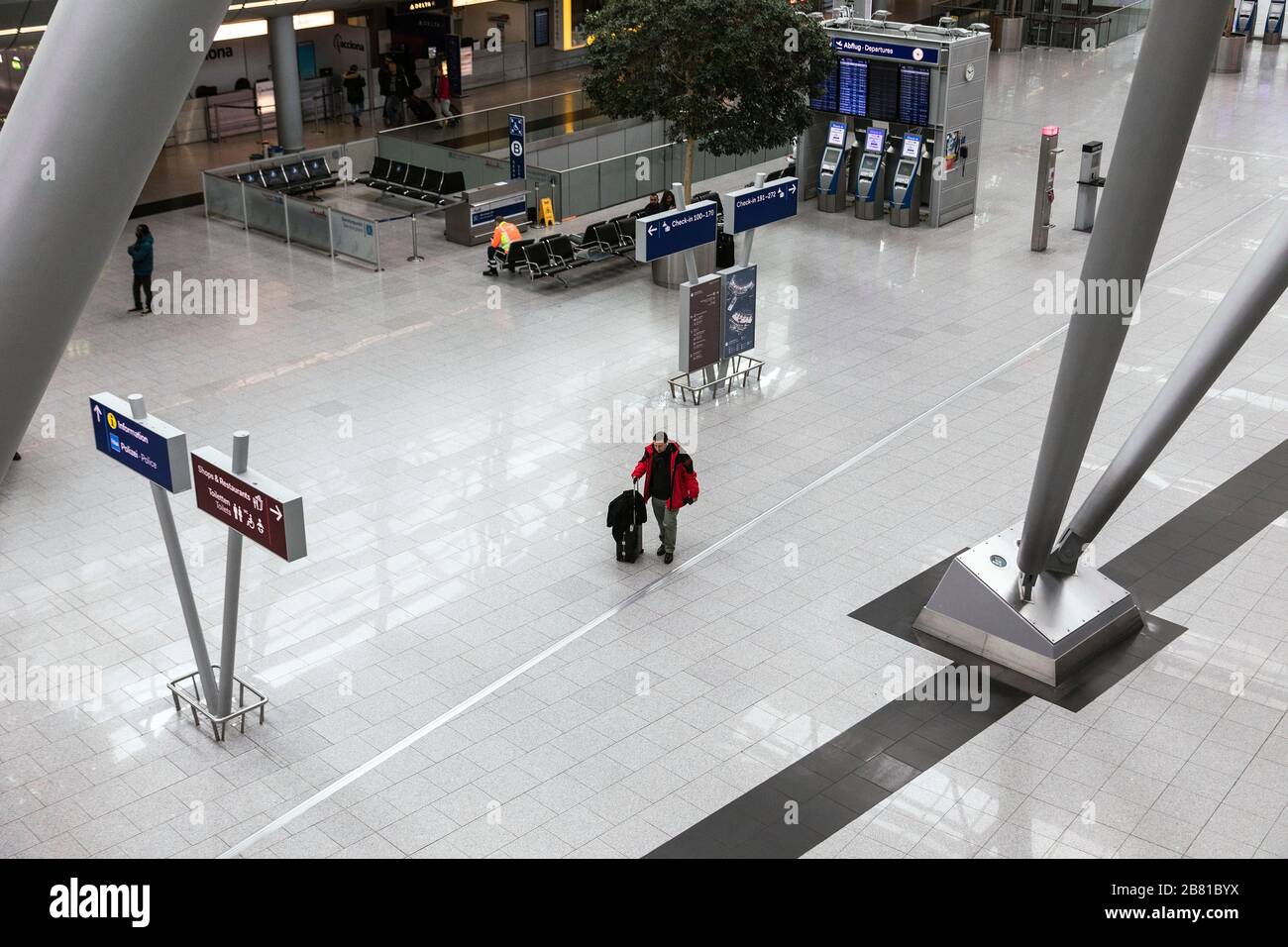 Aeroporto Internazionale di Dusseldorf insolitamente vuoto a causa della crisi di Corona. Foto Stock