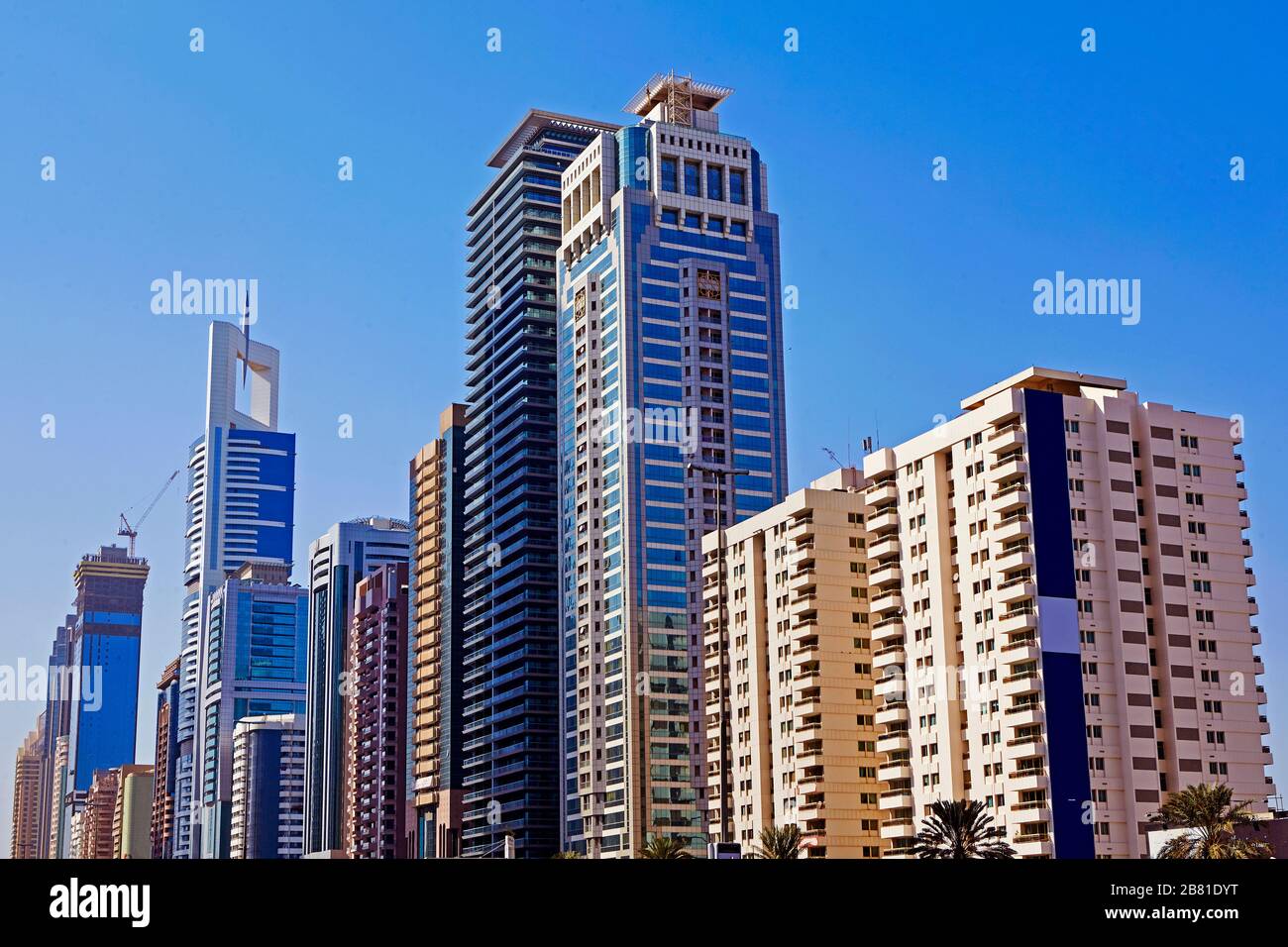 Fila di grattacieli postmoderni lungo la Shiekh Zayed Expressway a Dubai, Emirati Arabi Uniti Foto Stock