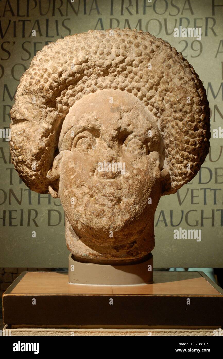 Questa testa di pietra di una signora, risalente alla fine del 1 ° secolo DC, è da una tomba fondata nel 1715. Terme religiose romane di Aquae Sulis – il nome romano di B. Foto Stock