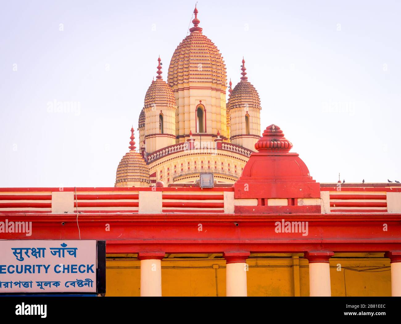 Dakshineswar Kali Tempio costruito in stile navaratna o nove guglie su una piattaforma alta. Architettura del Bengala. Tempio indù Navaratna. Kolkata Bengala Occidentale Foto Stock