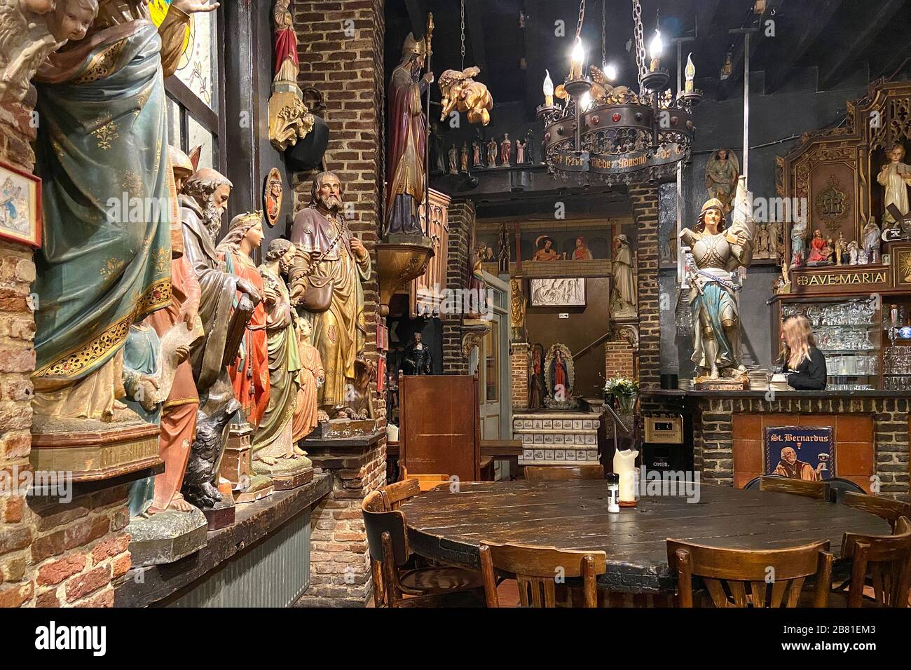 Ristorante 'Elfde Gebod' con vecchie statue sacre nella città vecchia