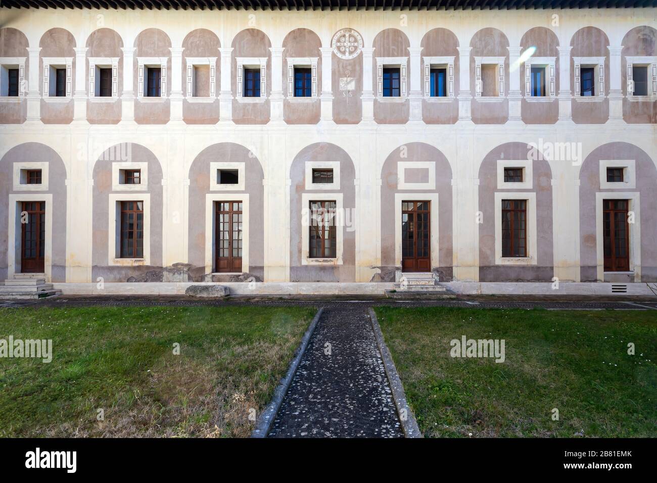 Subiaco, Italia - 23 febbraio 2020: Monastero di Santa Scolastica, facciata interna con l'antico chiostro rinascimentale. Foto Stock