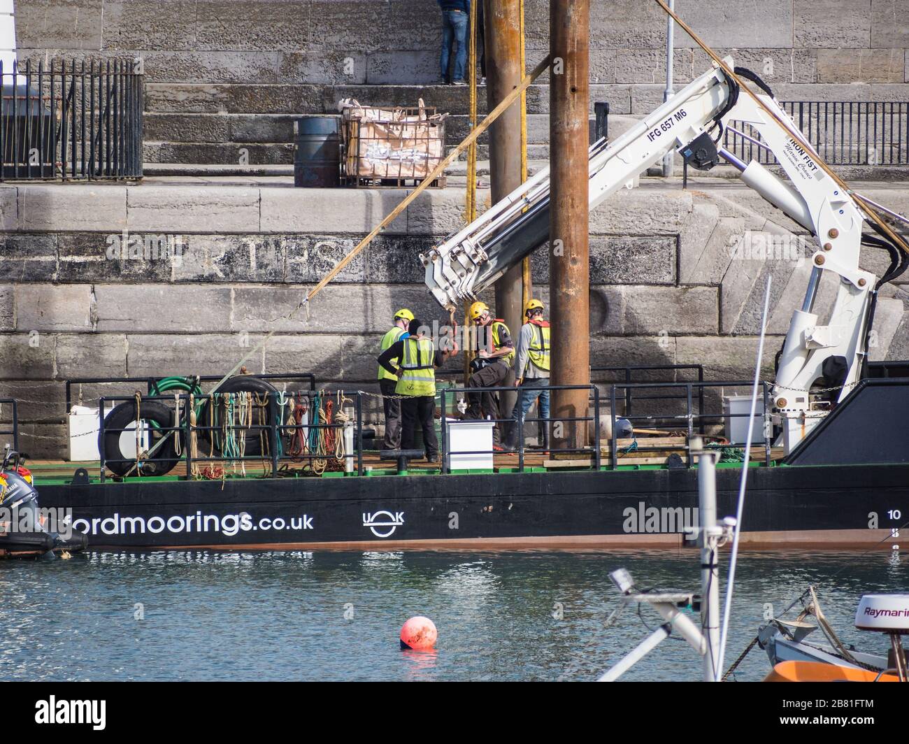 Lavori di riparazione in corso presso il porto di Donaghadee, County Down, Irlanda del Nord, Regno Unito Foto Stock