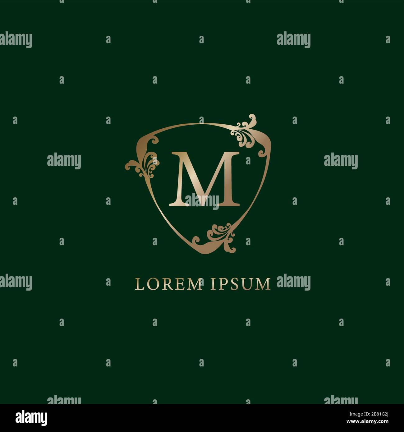 Lettera M modello di disegno del logo alfabetico. Illustrazione del segno dello scudo floreale decorativo in oro di lusso. Concetto di logo assicurativo isolato su verde scuro Illustrazione Vettoriale