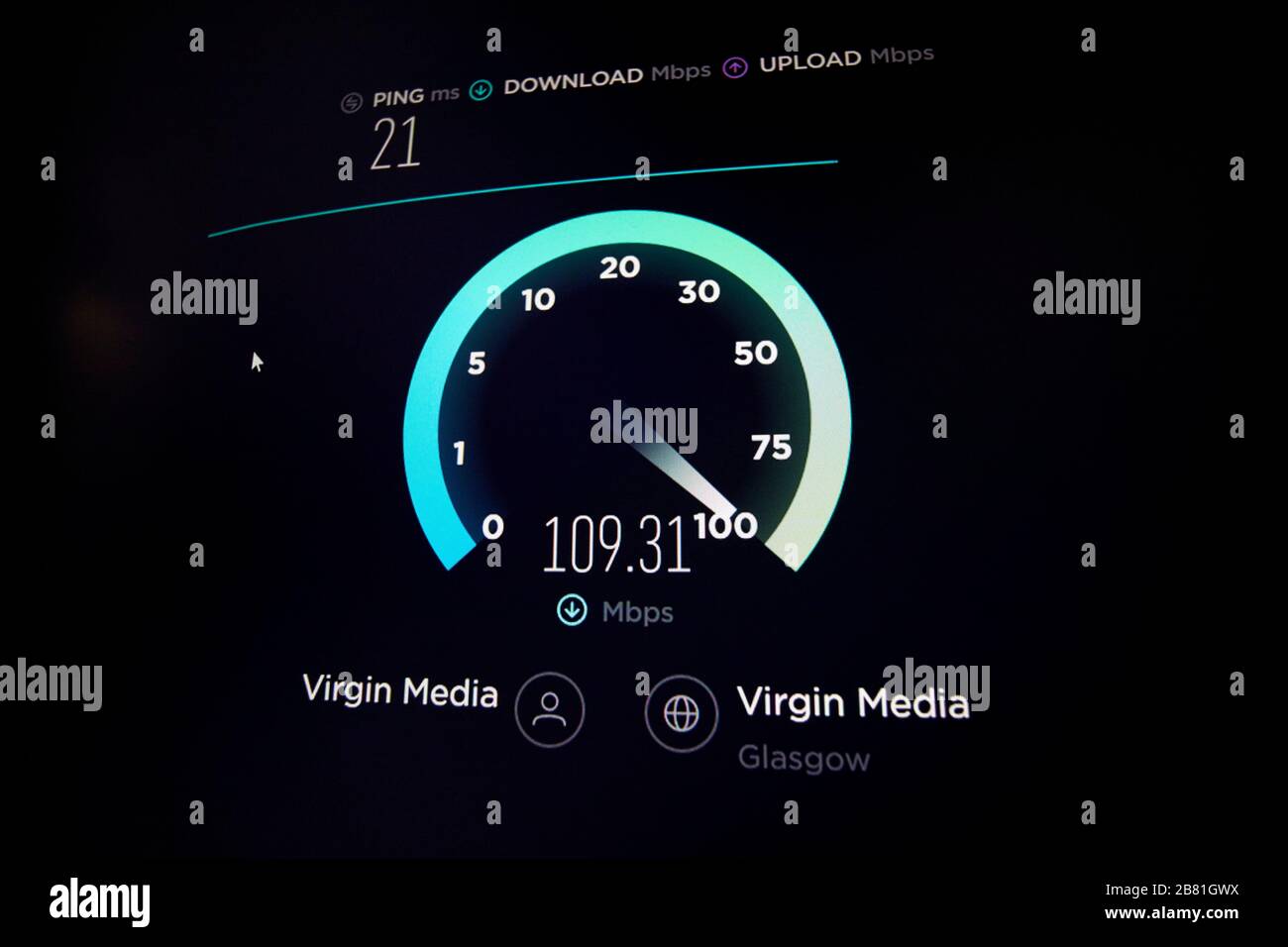 Visualizzazione su schermo di una velocità Internet a banda larga superiore a 100 Mbps utilizzando il più veloce accesso online ai contenuti multimediali vergini Foto Stock