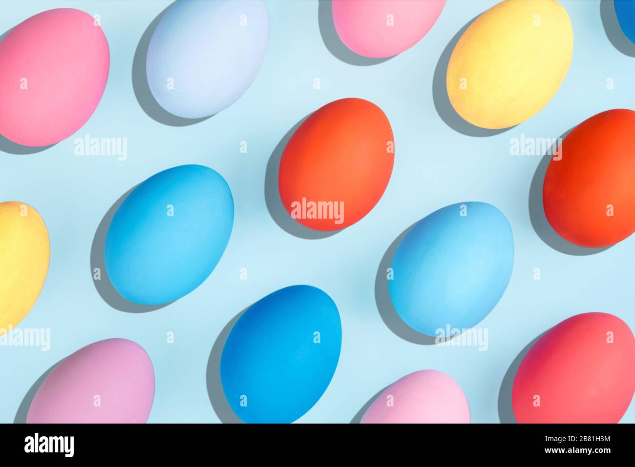 Uova dipinte su sfondo color pastello. Foto Stock