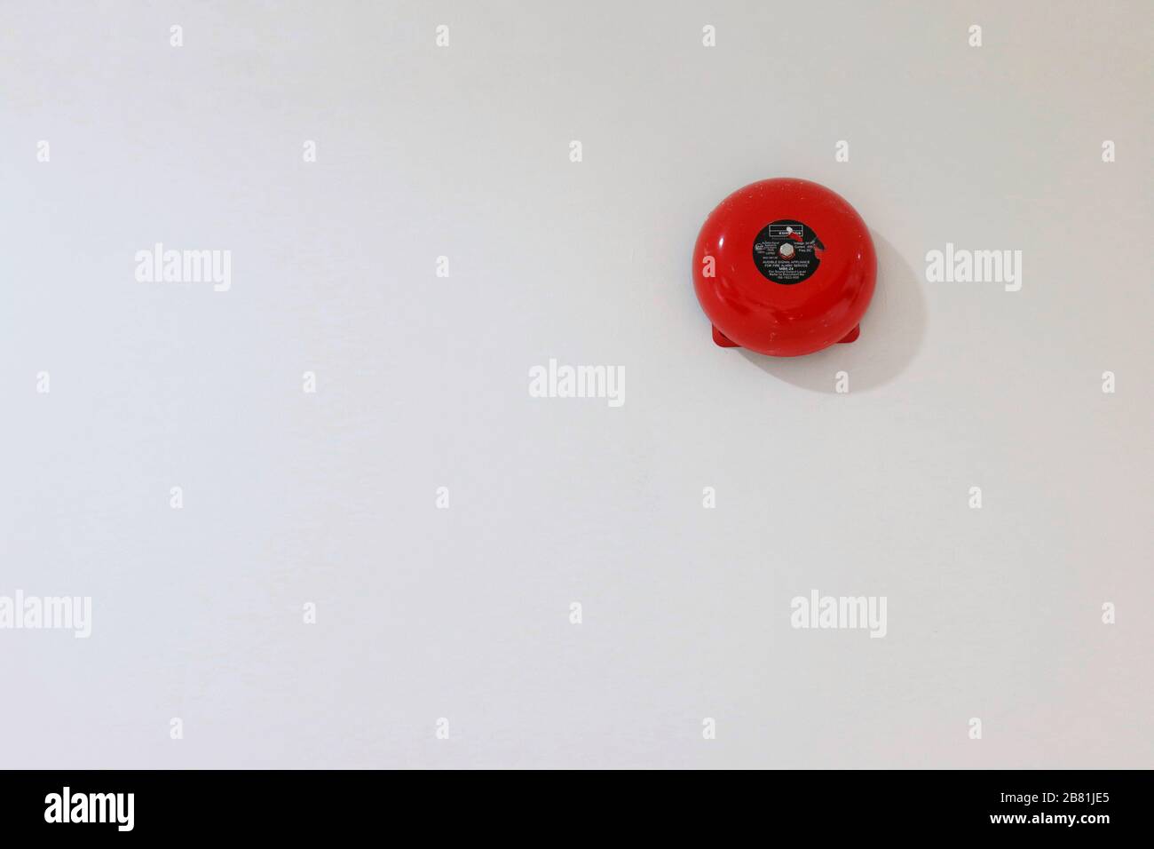 Segnale acustico allarme rosso fuoco, suonare il campanello di allarme allarme in edificio dander per aiuto, segnale di sicurezza avvertimento emergenza modulo di aiuto Conflagration a muro bianco, s Foto Stock
