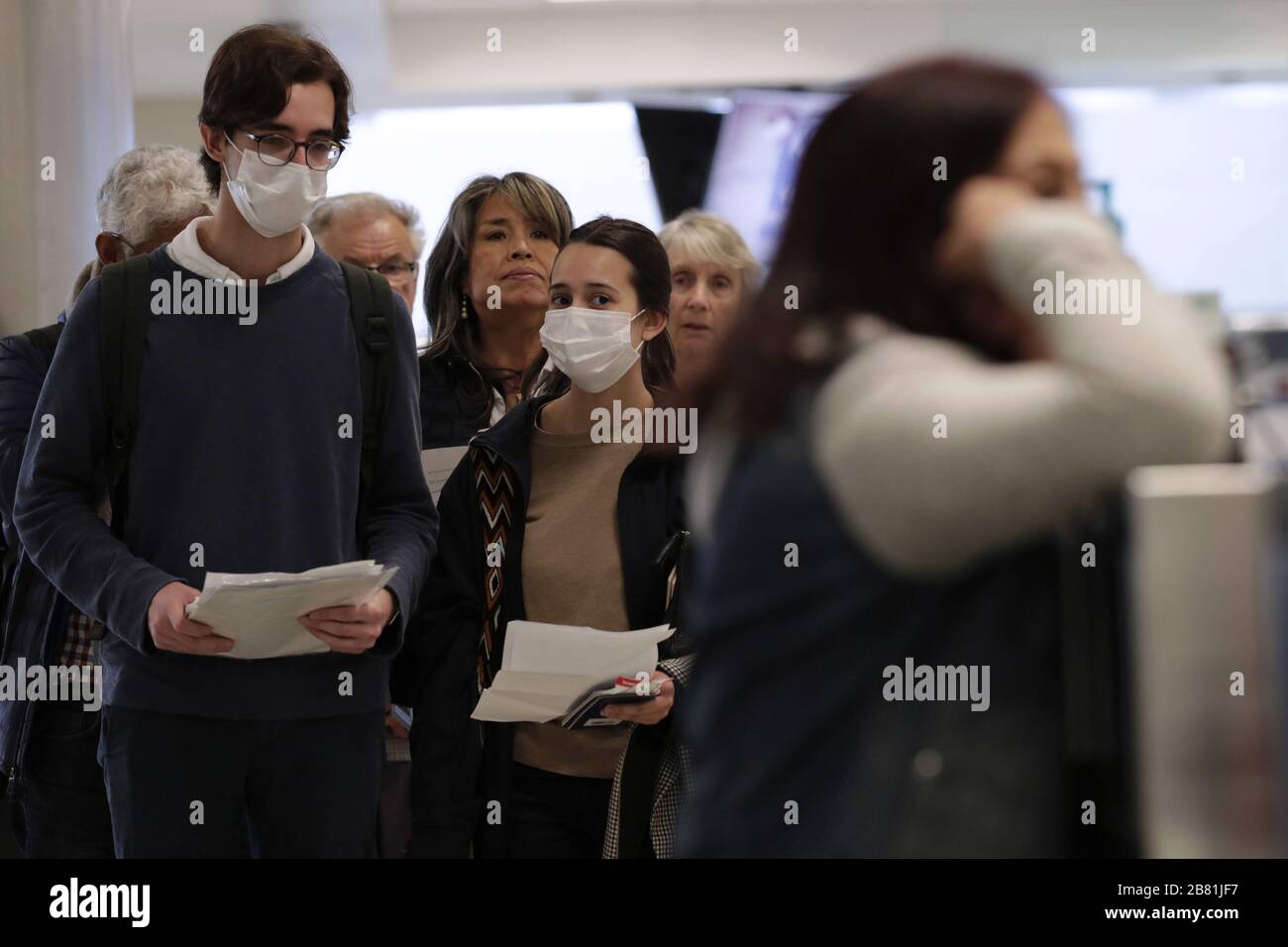 Dulles, Stati Uniti. 19 Mar 2020. I funzionari con l'ufficio doganale e di protezione delle frontiere degli Stati Uniti delle operazioni sul campo effettuano lo screening dei passeggeri internazionali che arrivano all'aeroporto internazionale di Dulles, Virginia, il 13 marzo 2020. In risposta alla pandemia di coronavirus (COVID-19), gli ufficiali della CBP hanno iniziato a indossare dispositivi di protezione individuale (PPE) in quanto interagiscono con i passeggeri provenienti da paesi stranieri. Molti passeggeri hanno anche indossato i DPI per salvaguardare se stessi e gli altri durante i loro viaggi. Foto di Glenn Fawcett/U.S. Dogana e protezione delle frontiere/credito UPI: UPI/Alamy Live News Foto Stock