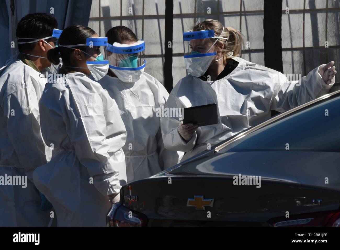 New Rochelle, Stati Uniti. 19 Mar 2020. I membri della Guardia Nazionale dell'Esercito di New York sono informati da un Department of Health di New York, amministratore del programma sanitario a New Rochelle, New York, il 14 marzo 2020. I membri della Guardia Nazionale di New York stanno sostenendo la risposta multi-agenzia al COVID-19. Foto di SRA Sean Madden/U.S. Air National Guard/UPI Credit: UPI/Alamy Live News Foto Stock
