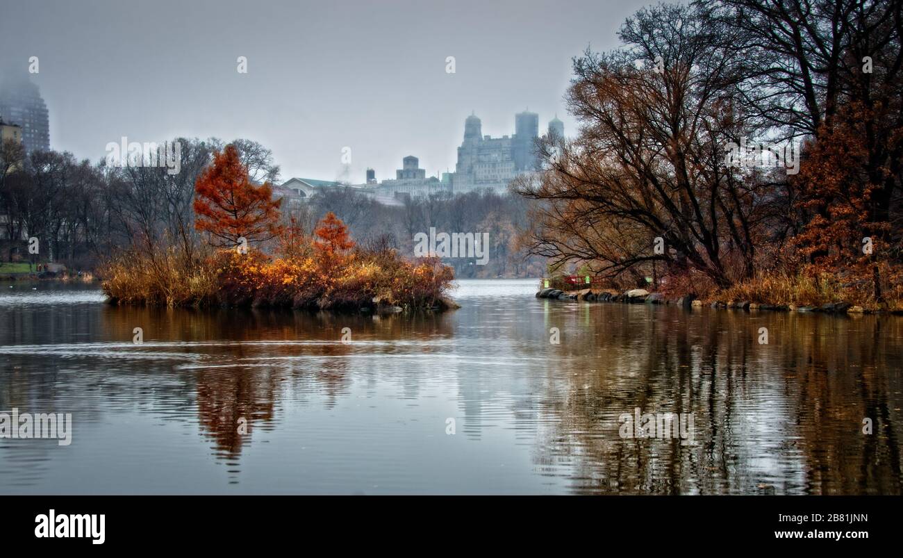 Central Park Mist sul lago Foto Stock