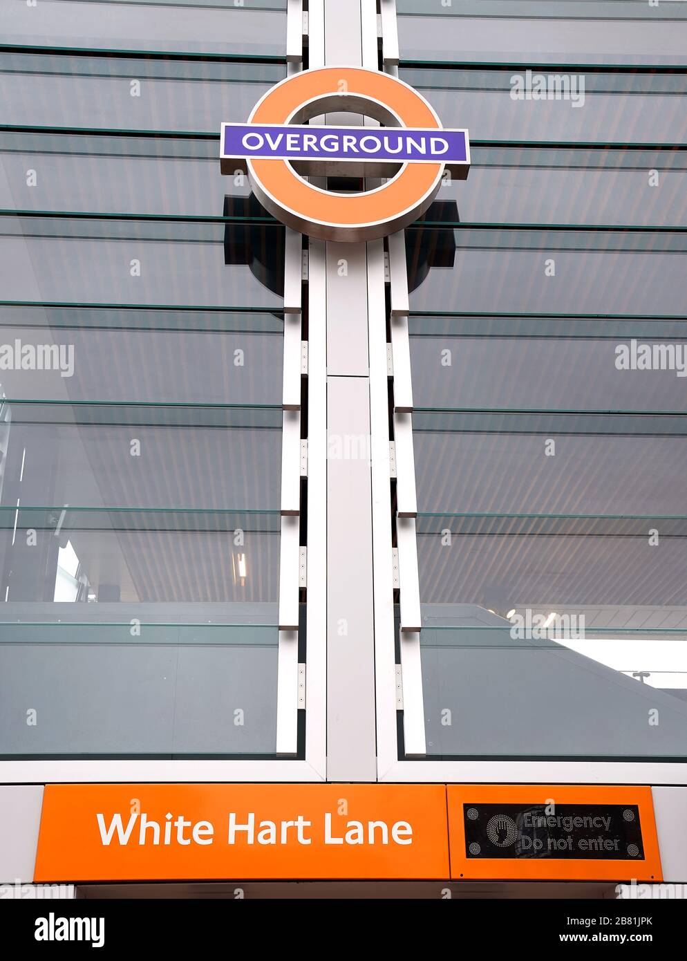 Stazione di White Hart Lane Overground vicino al Tottenham Hotspur Stadium, sede del Tottenham Hotspur FC. Il calcio professionistico in Inghilterra non riprenderà prima del 30 aprile a causa della pandemia di coronavirus. Una dichiarazione della Premier League, dell’EFL e della Football Association, insieme al gioco professionale delle donne, alla Professional Footballers’ Association e alla League Managers’ Association hanno confermato l’estensione della sospensione. Foto Stock