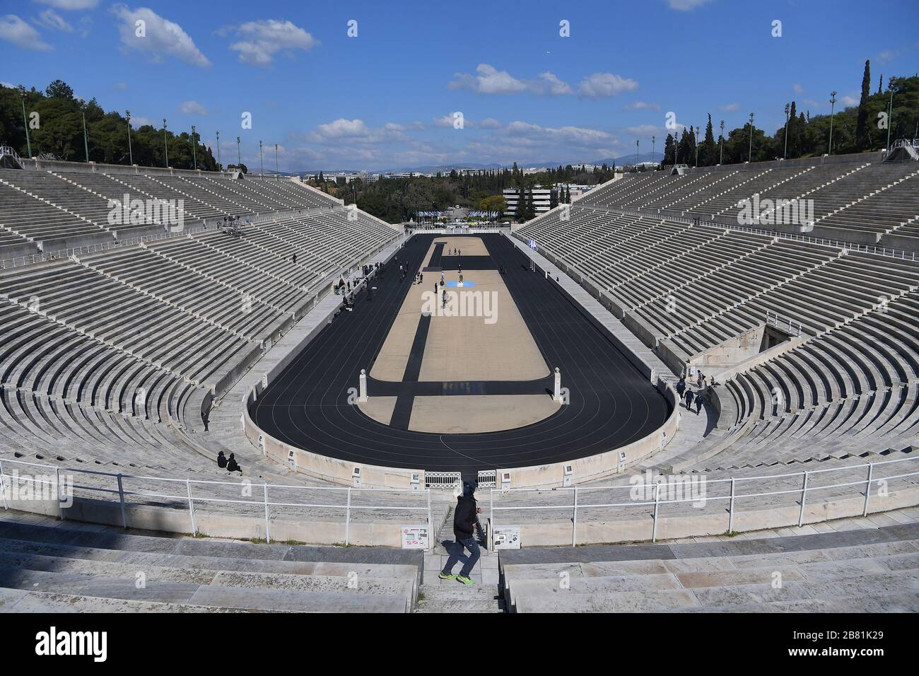 Atene. 19 Mar 2020. La foto scattata il 19 marzo 2020 mostra una vista generale dello stadio Panathenaic vuoto che tiene la cerimonia di consegna della fiamma olimpica di Tokyo allo stadio Panathenaic, ad Atene, Grecia. Credit: Aris Messinis-pool photo/Xinhua/Alamy Live News Foto Stock